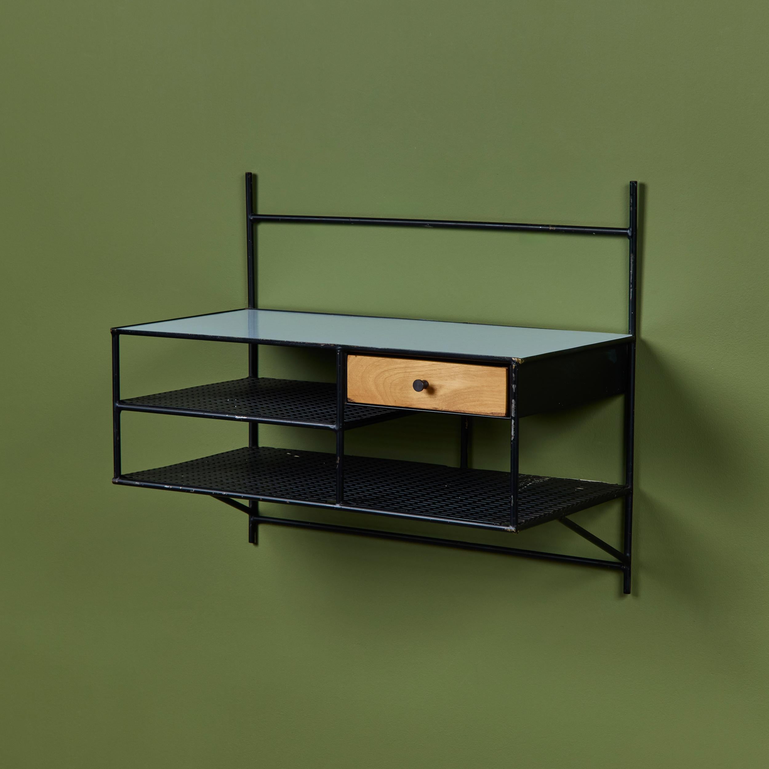 Fer forgé Paire de tables de nuit à fixation murale de Paul McCobb pour Bryces Originals en vente