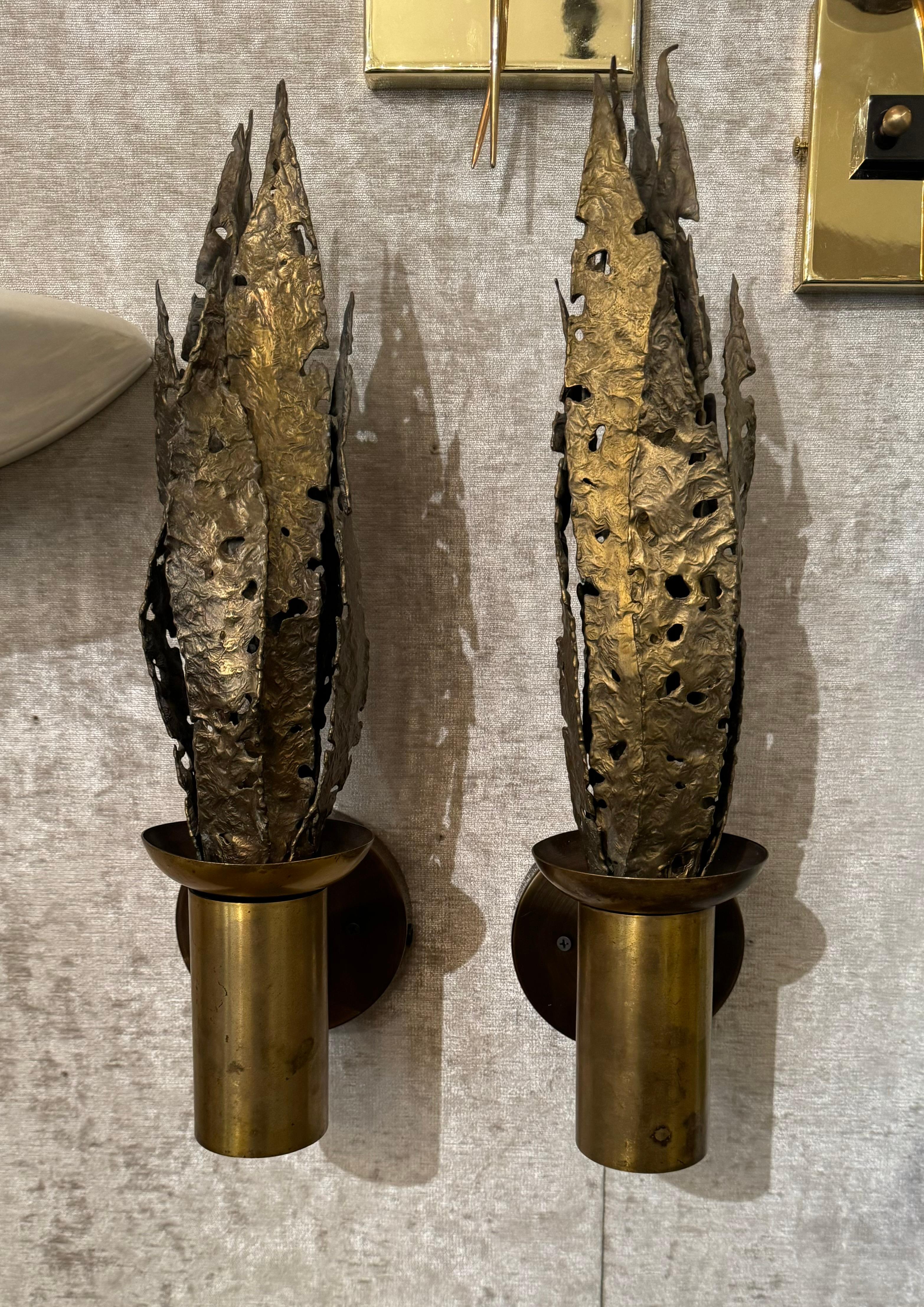 Paar Paul Moerenhout Belgische Brutal Bronze 1970er Wandlampen (Messing) im Angebot