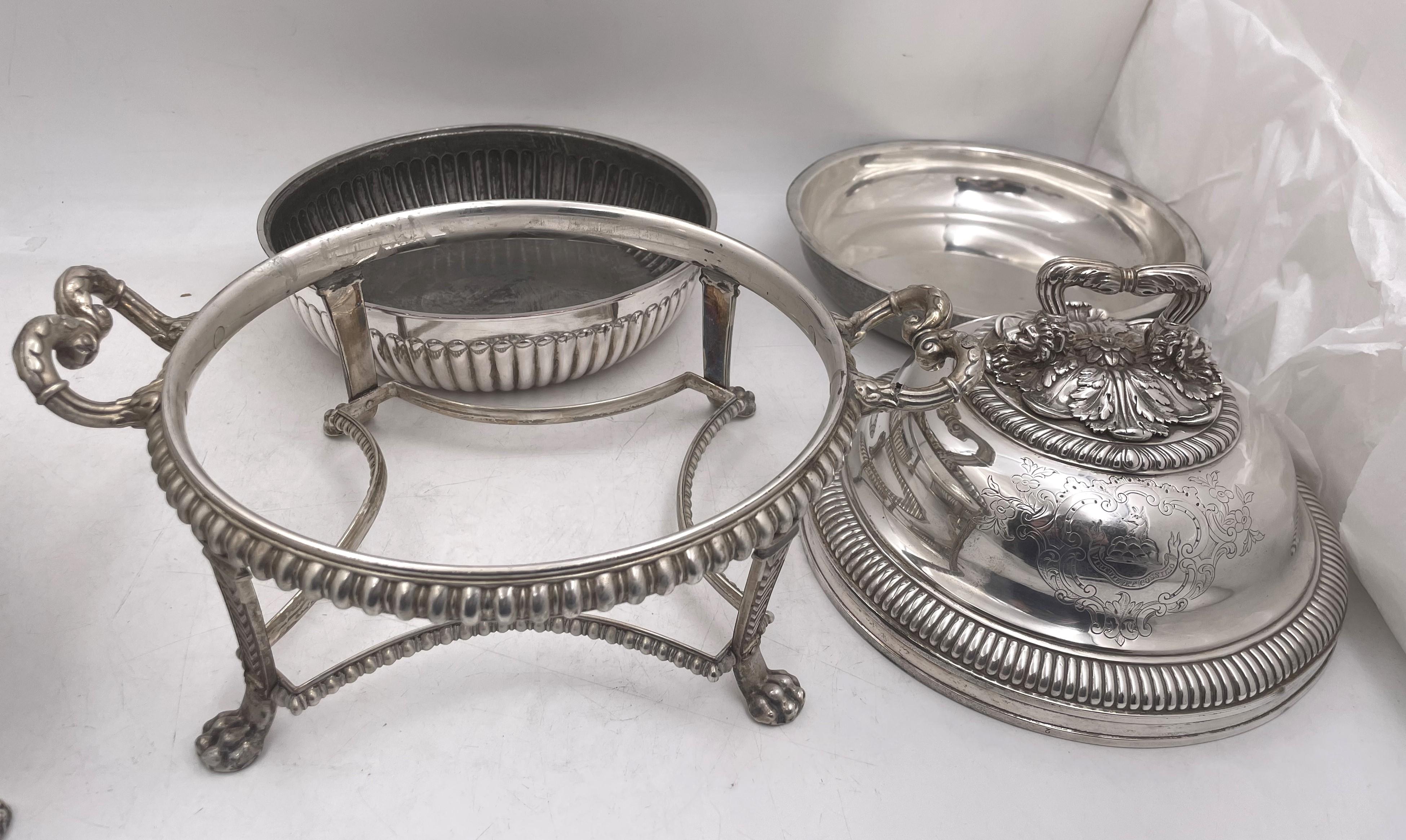 Pareja de Paul Storr, ingleses, soperas o platos cubiertos para verduras de plata de ley, bellamente adornados con bordes estriados, motivos naturales y un escudo nobiliario, de 1809 (época de Jorge III). Miden 14'' de asa a asa (10 1/2'' sin contar
