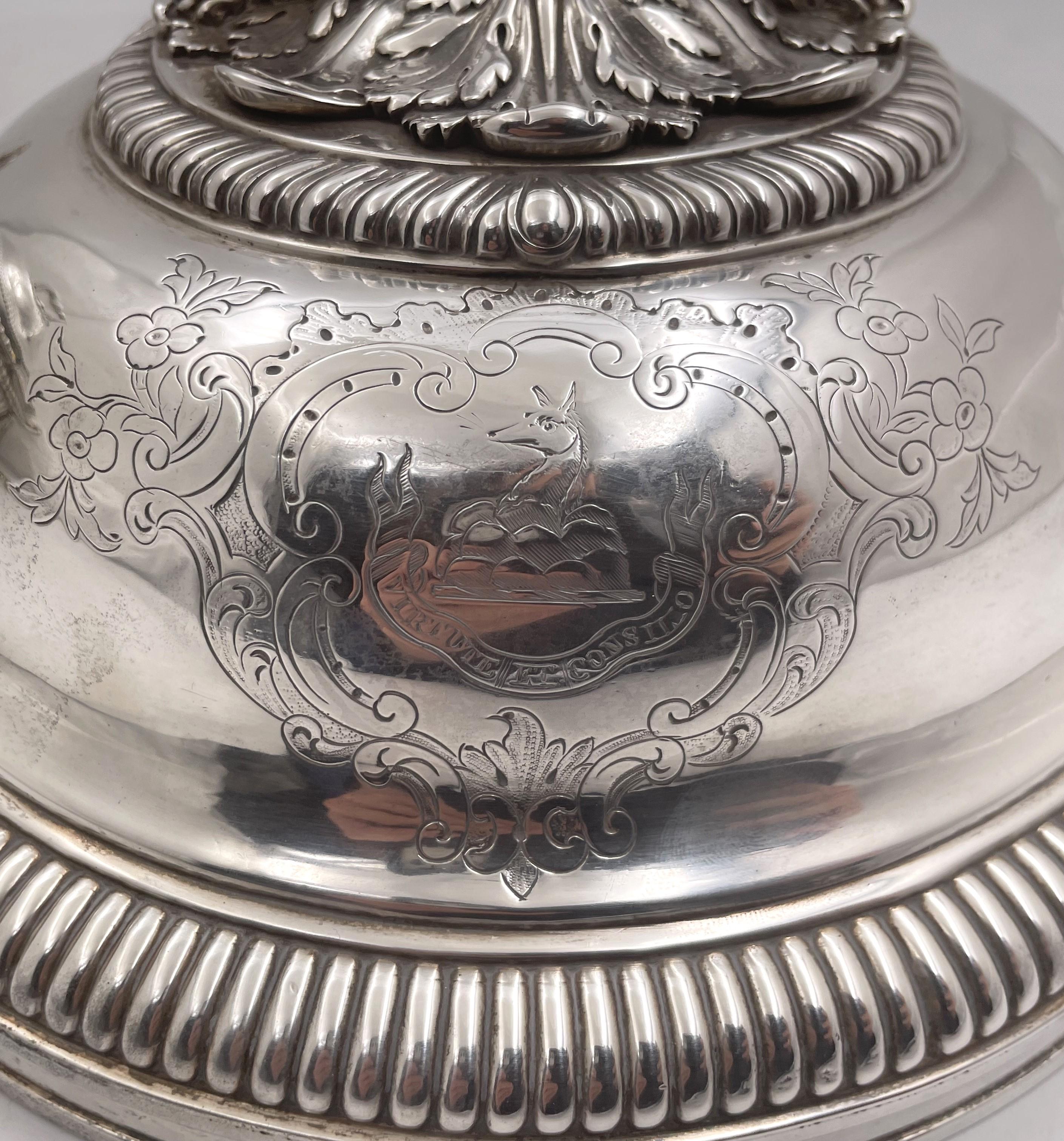 Pareja de Soperas Georgianas de Plata de Ley de Paul Storr de 1809 / Verduras cubiertas Silver en venta