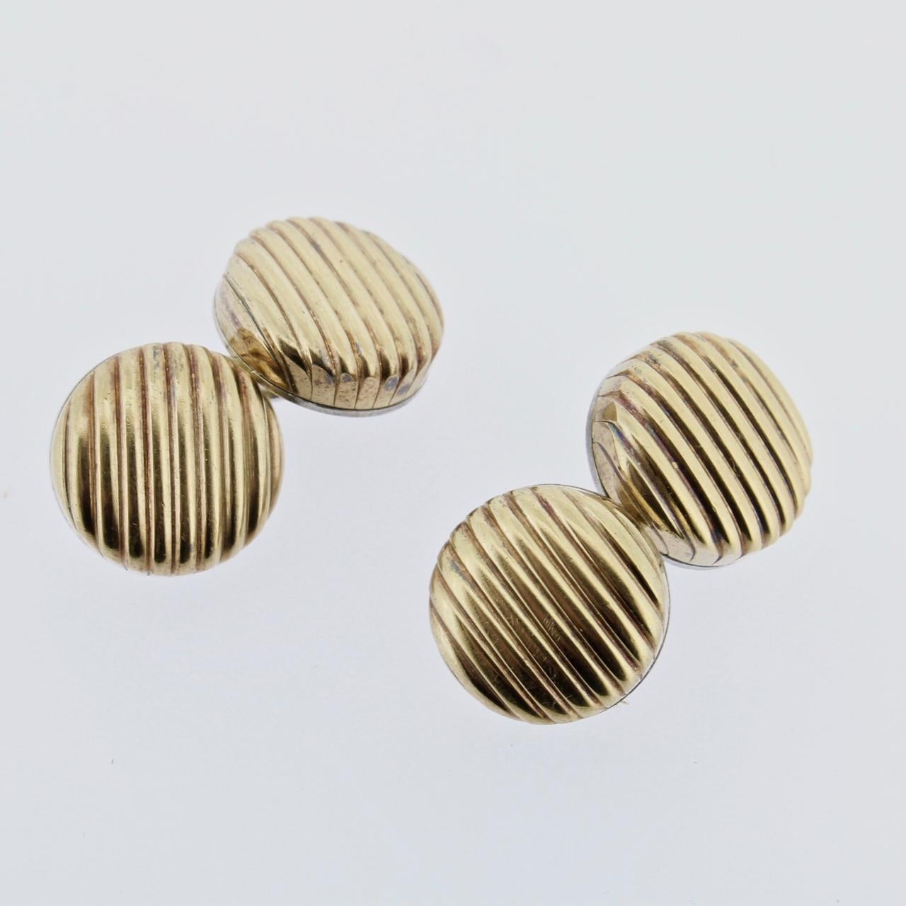 A good pair of Paul Stuart ribbed button-form cufflinks in gilt sterling silver.

Crafted by Kosca SRL for Paul Stuart in Milan, Italy in the 1970s or 80s.

Reverse marked Paul Stuart, Italy, 925, and 53 MI.

Diameter each: ca. 1/2 in.

Items
