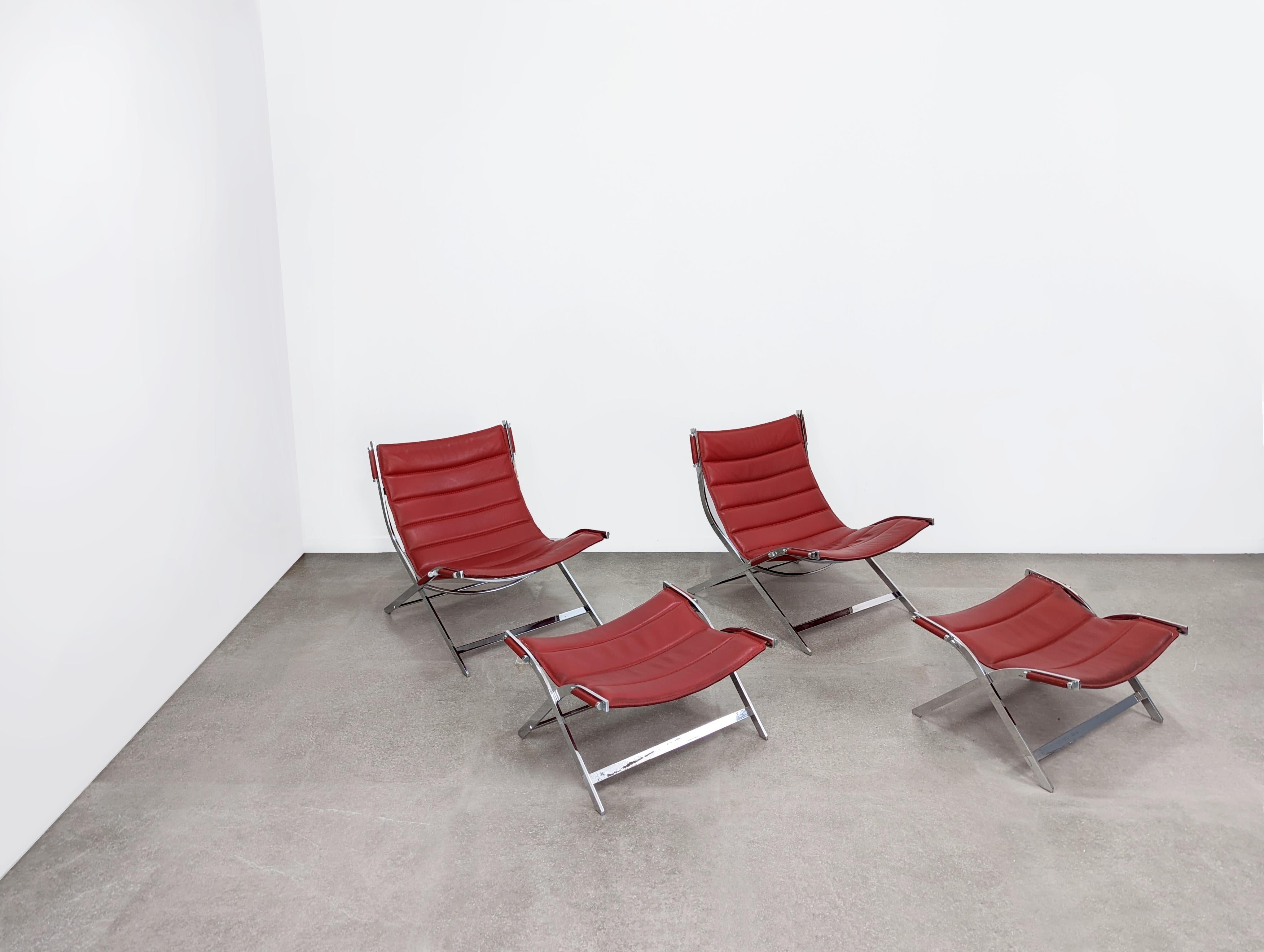 Spectaculaire paire de fauteuils de style Paul Tuttle avec repose-pieds.

Dimensions : Fauteuil 67 x 75 x 80 cm - Repose-pieds : 65 x 55 x 37 cm.