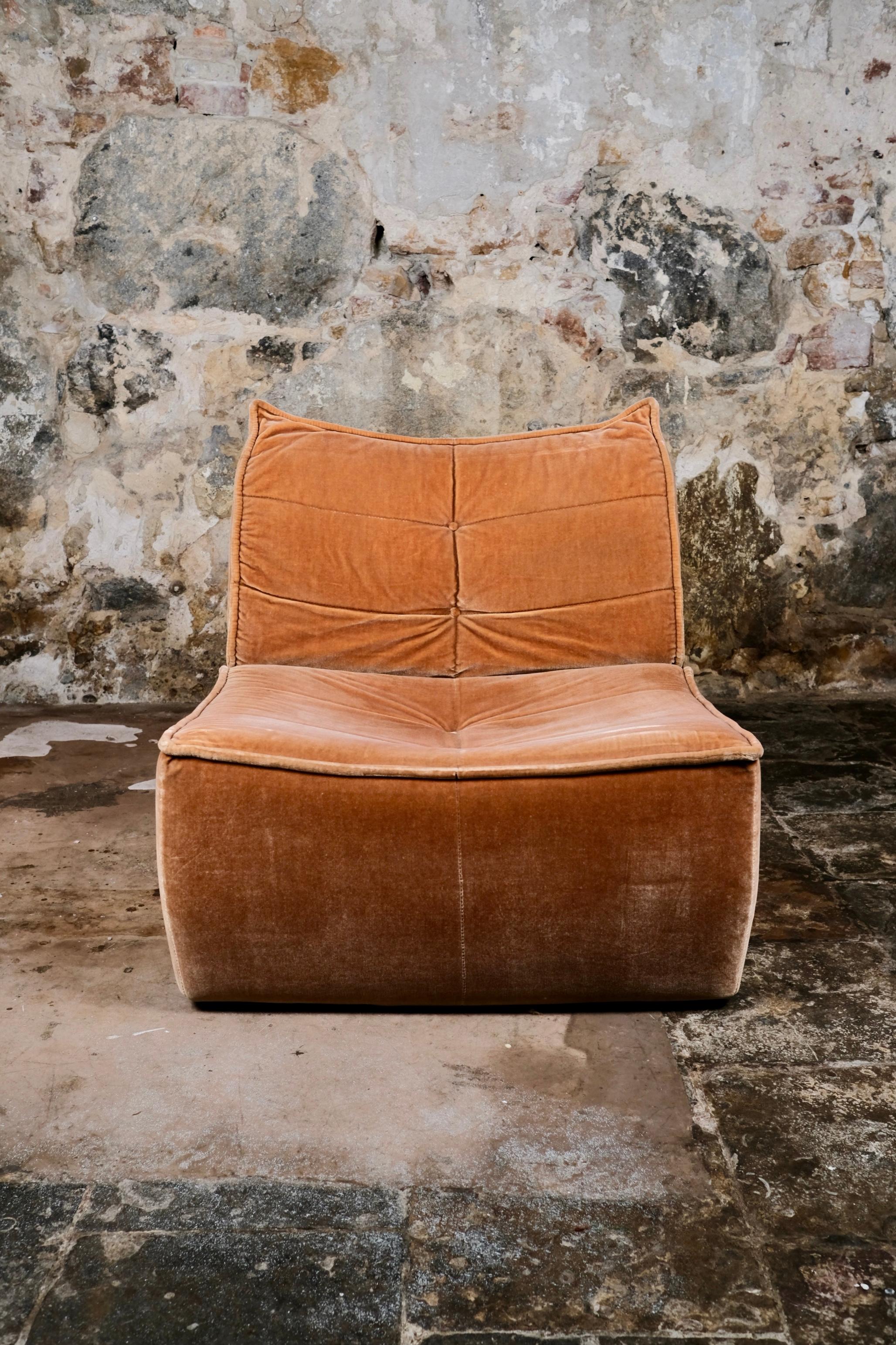 Mid-Century moderno Pair of peach velvet armchairs by Beka, made in France, 1970s in vendita