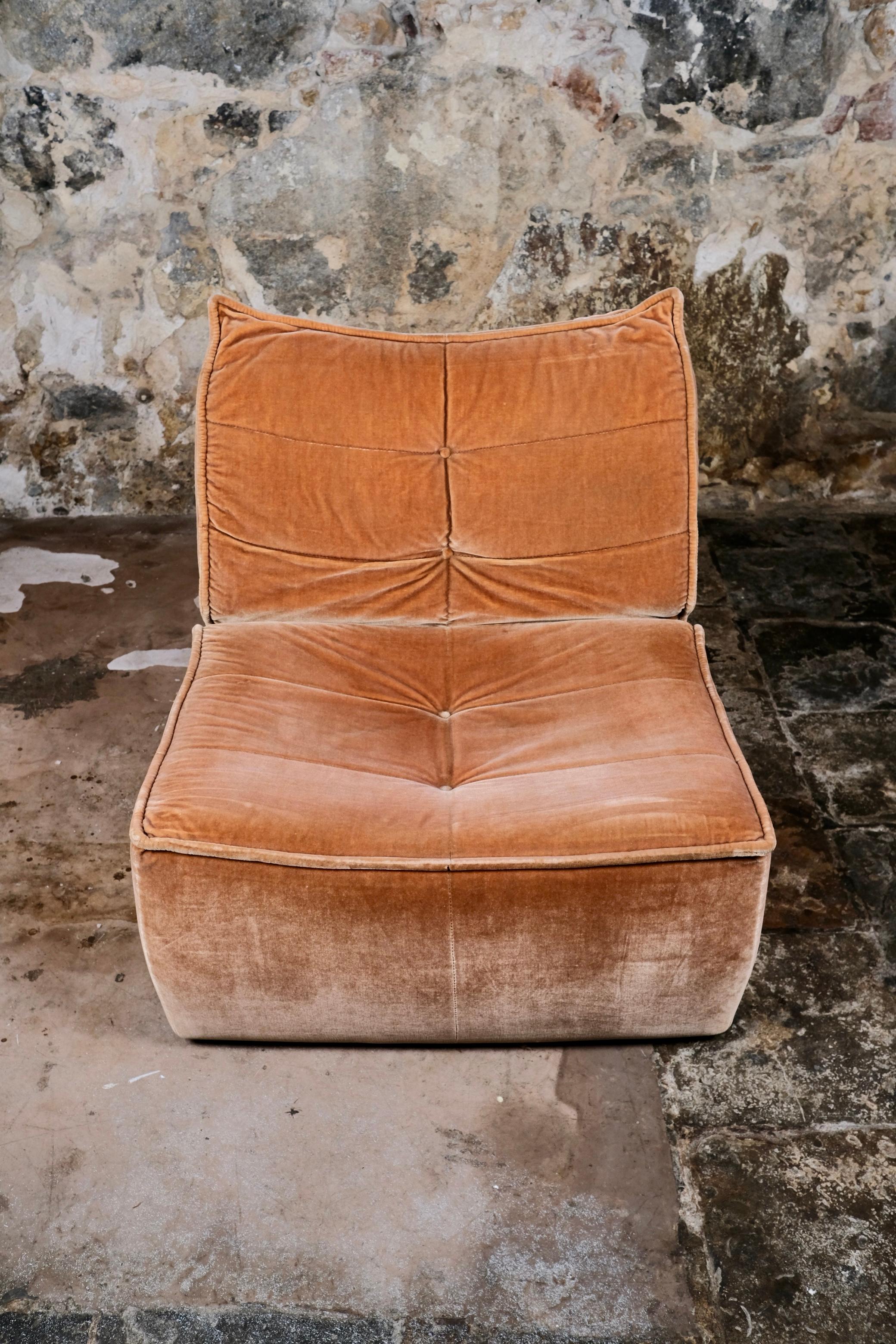 Francese Pair of peach velvet armchairs by Beka, made in France, 1970s in vendita