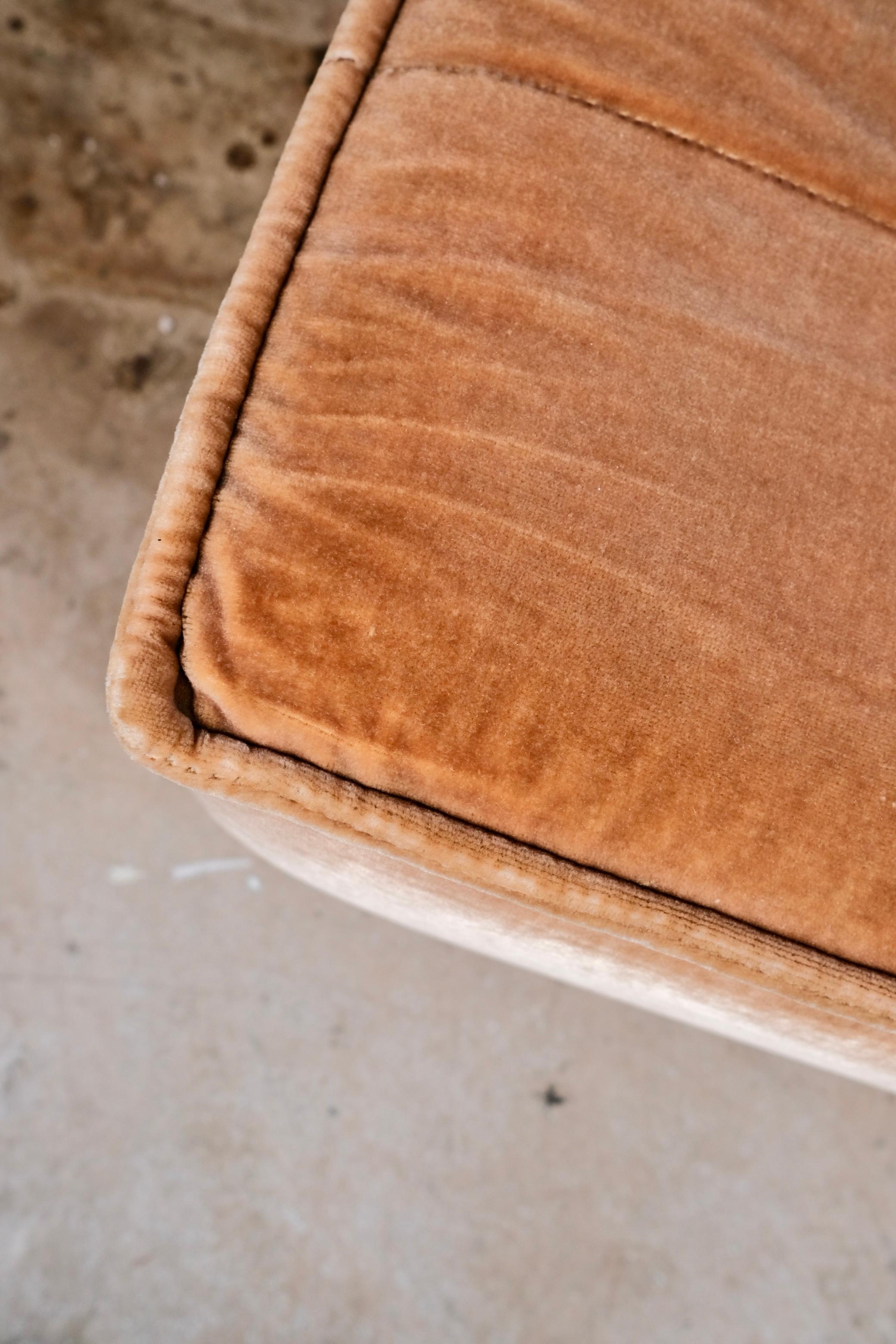 Pair of peach velvet armchairs by Beka, made in France, 1970s In condizioni buone in vendita a Lyon, FR