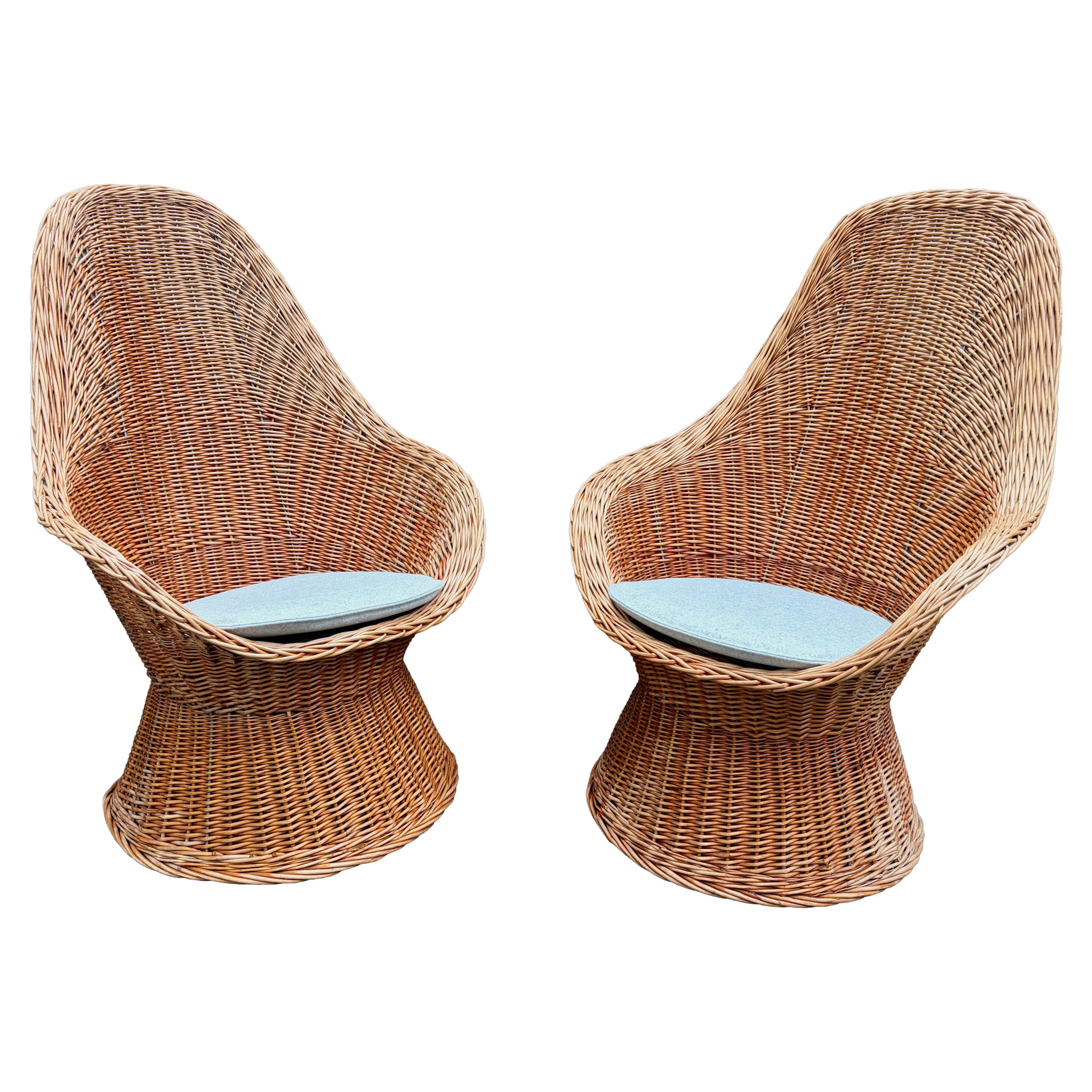 Paire de chaises en rotin à haut dossier "Peacock" dans le style de D. A. Style