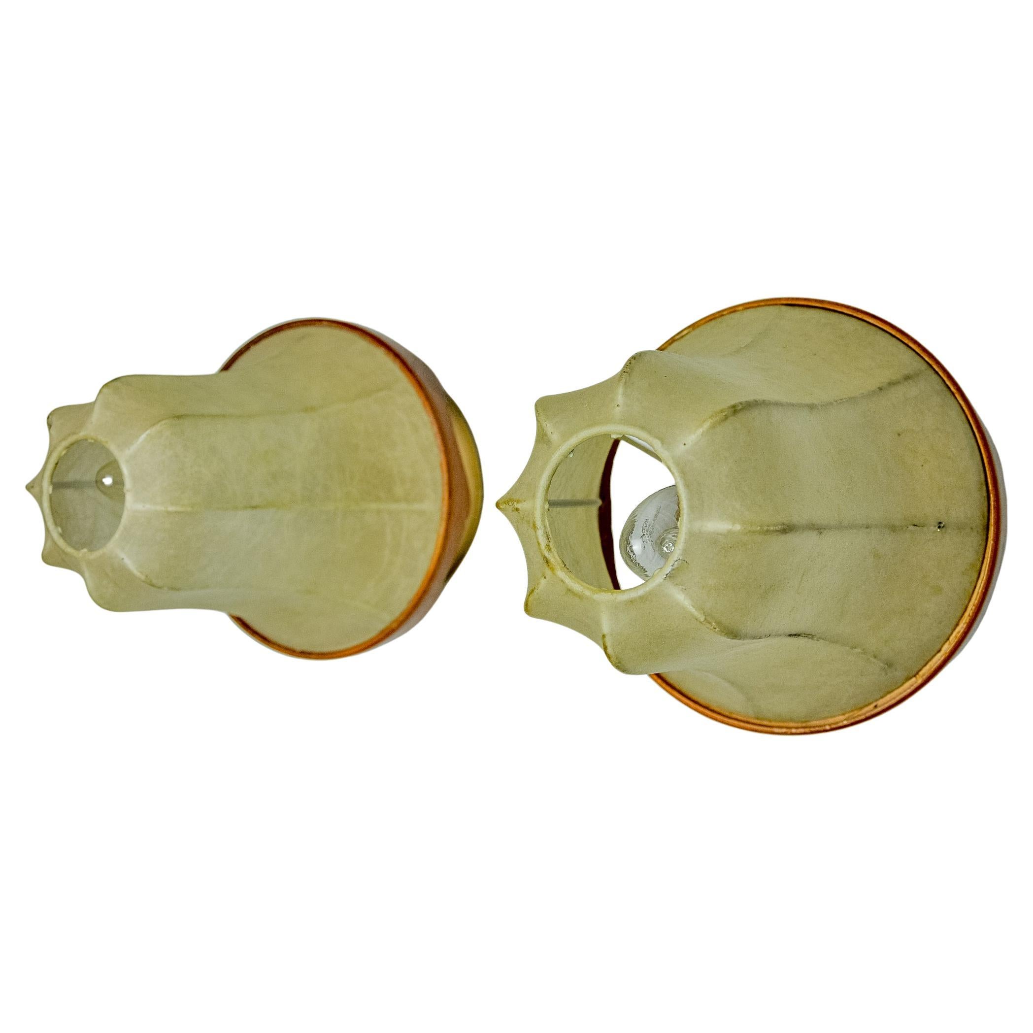 Pareja de apliques "capullo" en forma de pera, resina y pino, Italia, 1970