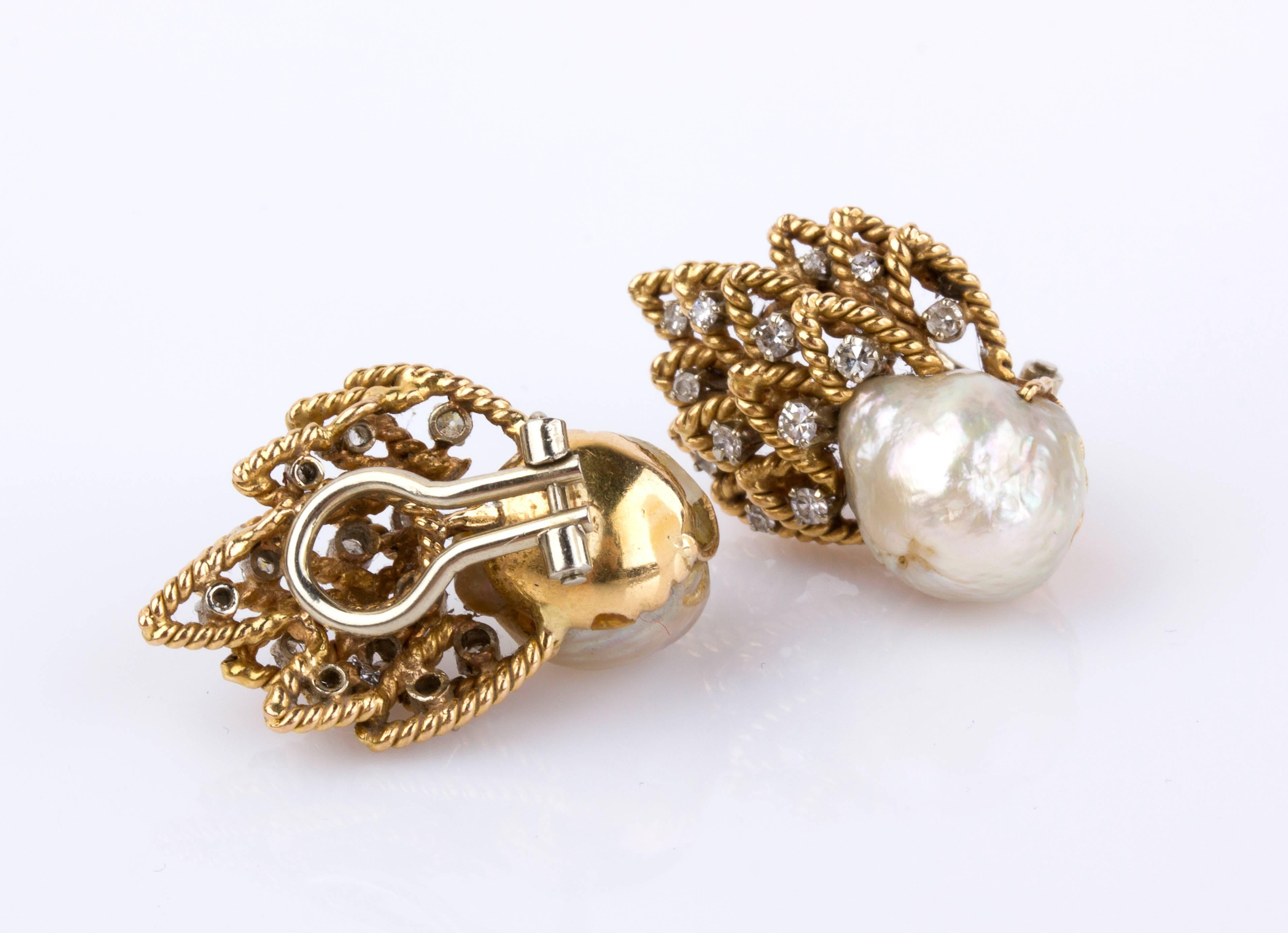 Baroque pearl surmounted by floral motif decorated with huit huit diamond weighing 1.20 ct. 