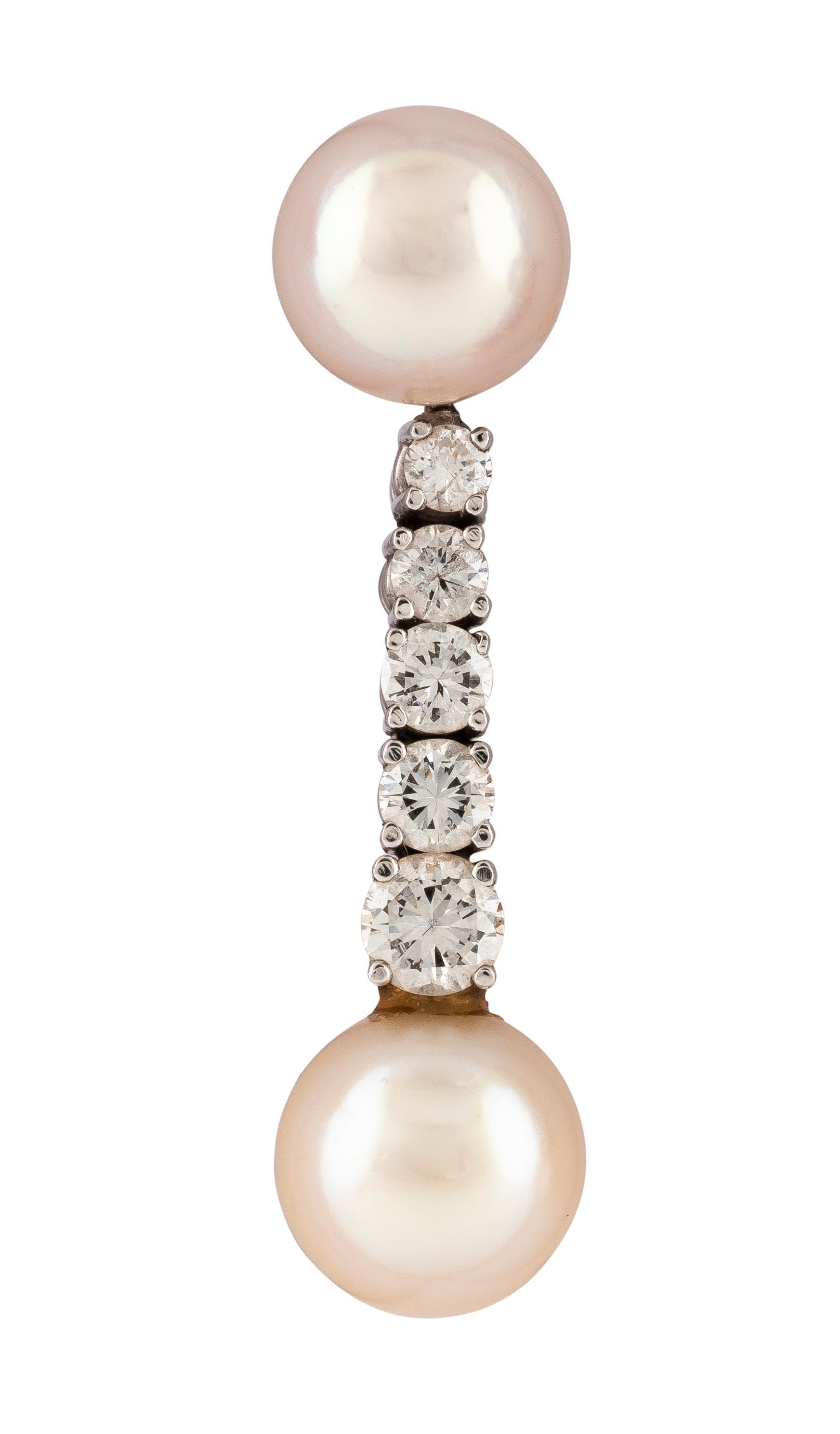 White gold. Long 3.2 cm, total weight approx. 8.2 g. A total of four pearls, diameter approx. 7.9 and 8.5 mm, a total of 10 brilliant-cut diamonds, in the course, together approx. 0.9 ct. 