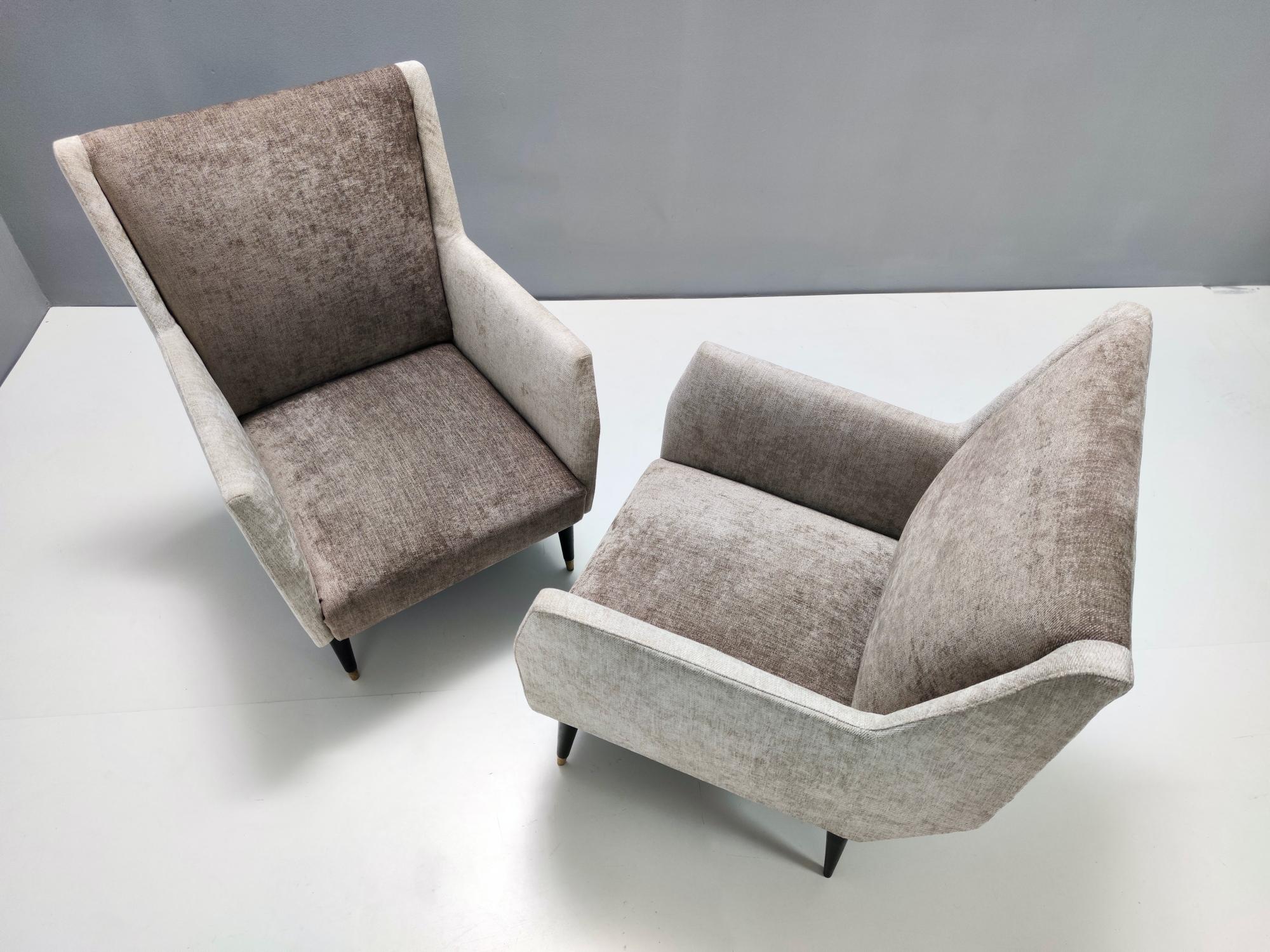 Mid-Century Modern Pair of Pearl Grey and Taupe Velvet Armchairs Attr. to Carlo de Carli, Italy For Sale