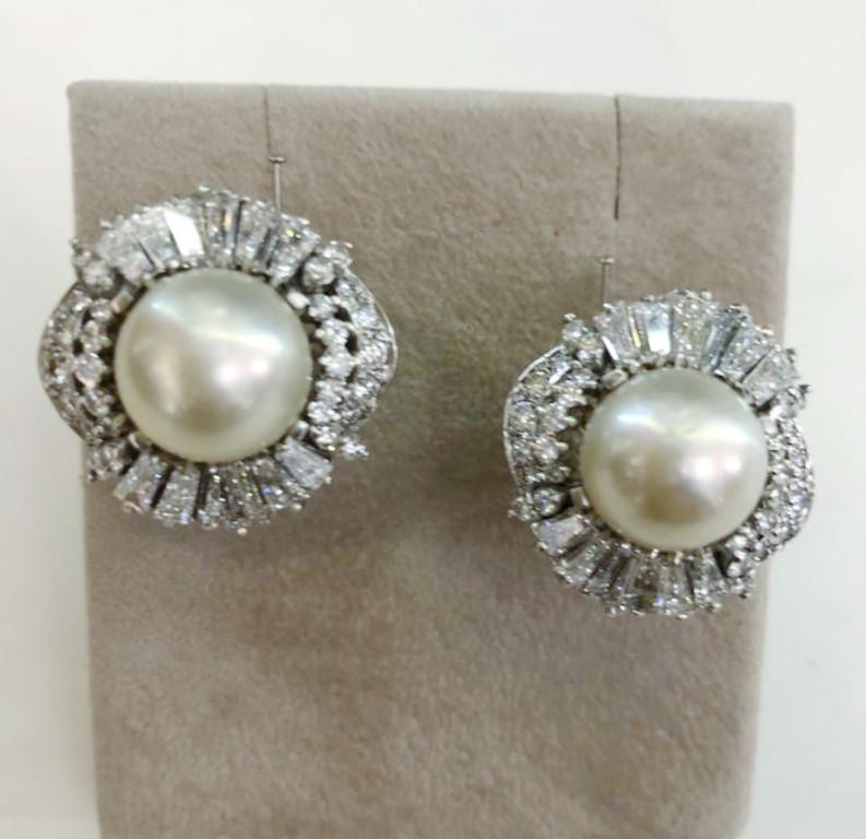 Vintage Italian earrings in white gold and platinum with  cultured pearls and tapered and baguette-cut diamonds for a total of 4.5/5 carats / Made in Italy 1960s
Matching necklace also available separately