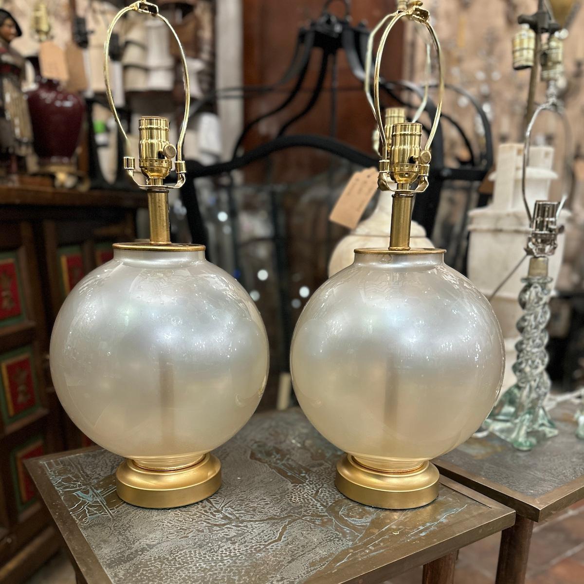 Pair of Pearlescent Glass Lamp In Good Condition For Sale In New York, NY