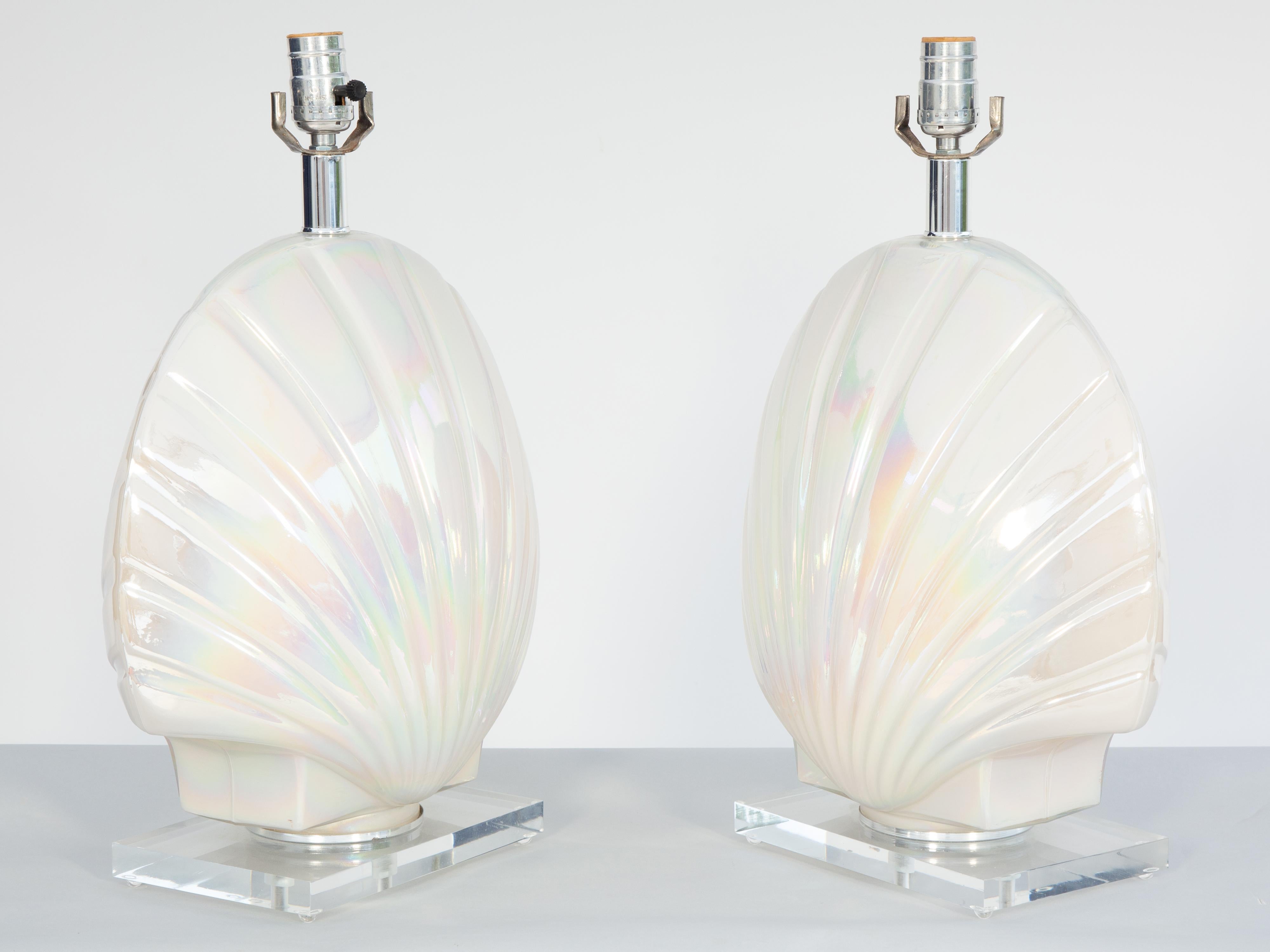Coppia di lampade vintage a conchiglia smerlata in vetro opalescente, montate su basi rettangolari in lucite. 

Base: L. 8,5