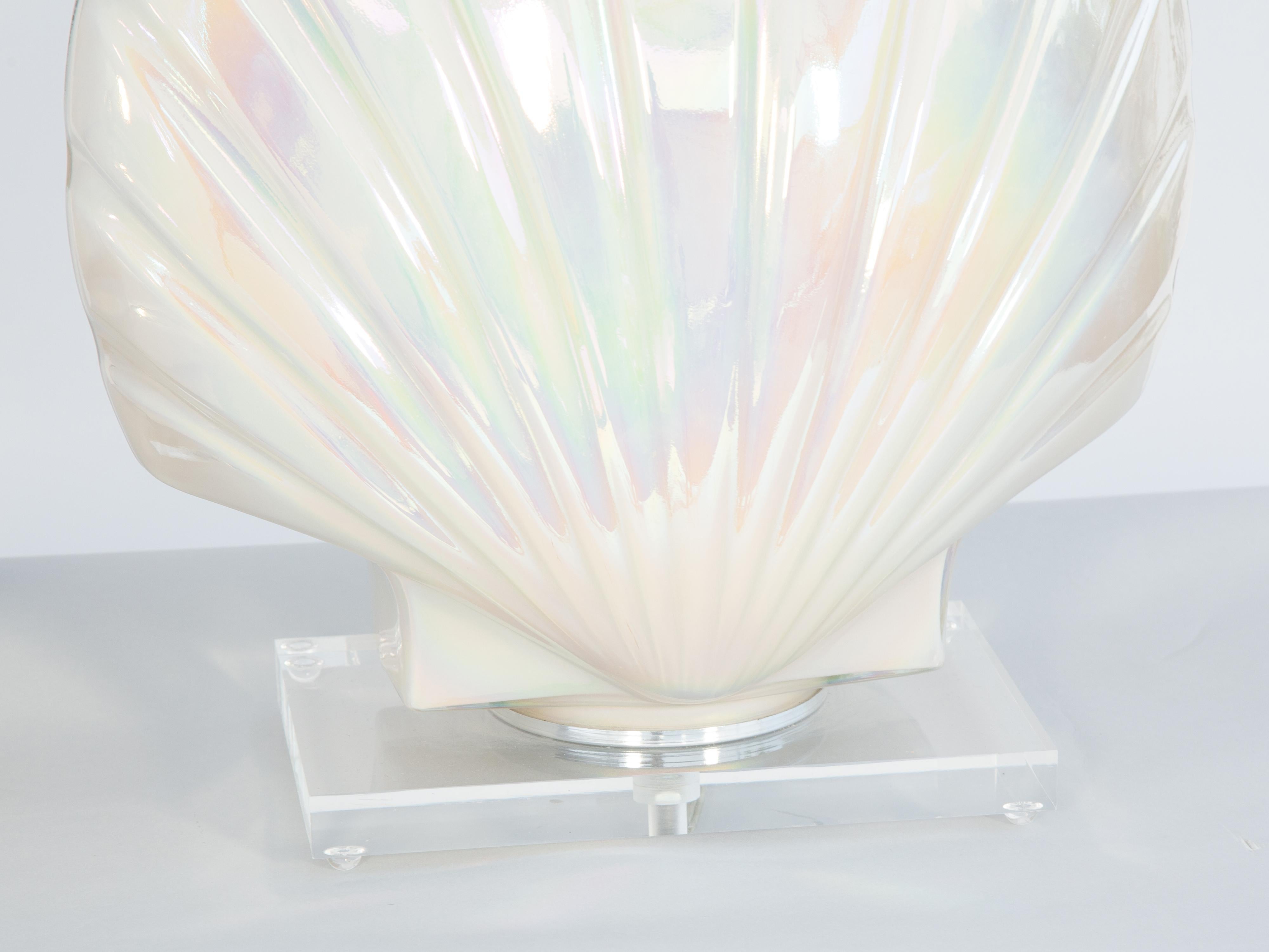 Hollywood Regency Coppia di lampade a conchiglia in vetro di Murano perlato in vendita
