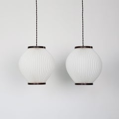 Ein Paar „Pearlshade“-Hängeleuchten, entworfen von Lars Schioler, 1960er Jahre, Dänemark