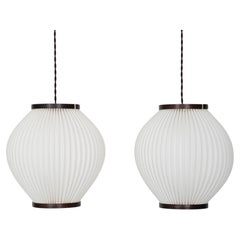 Ein Paar „Pearlshade“-Hängeleuchten, entworfen von Lars Schioler, 1960er Jahre, Dänemark