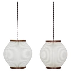 Paire de suspensions « Pearlshade » conçues par Lars Schioler, années 1960, Danemark