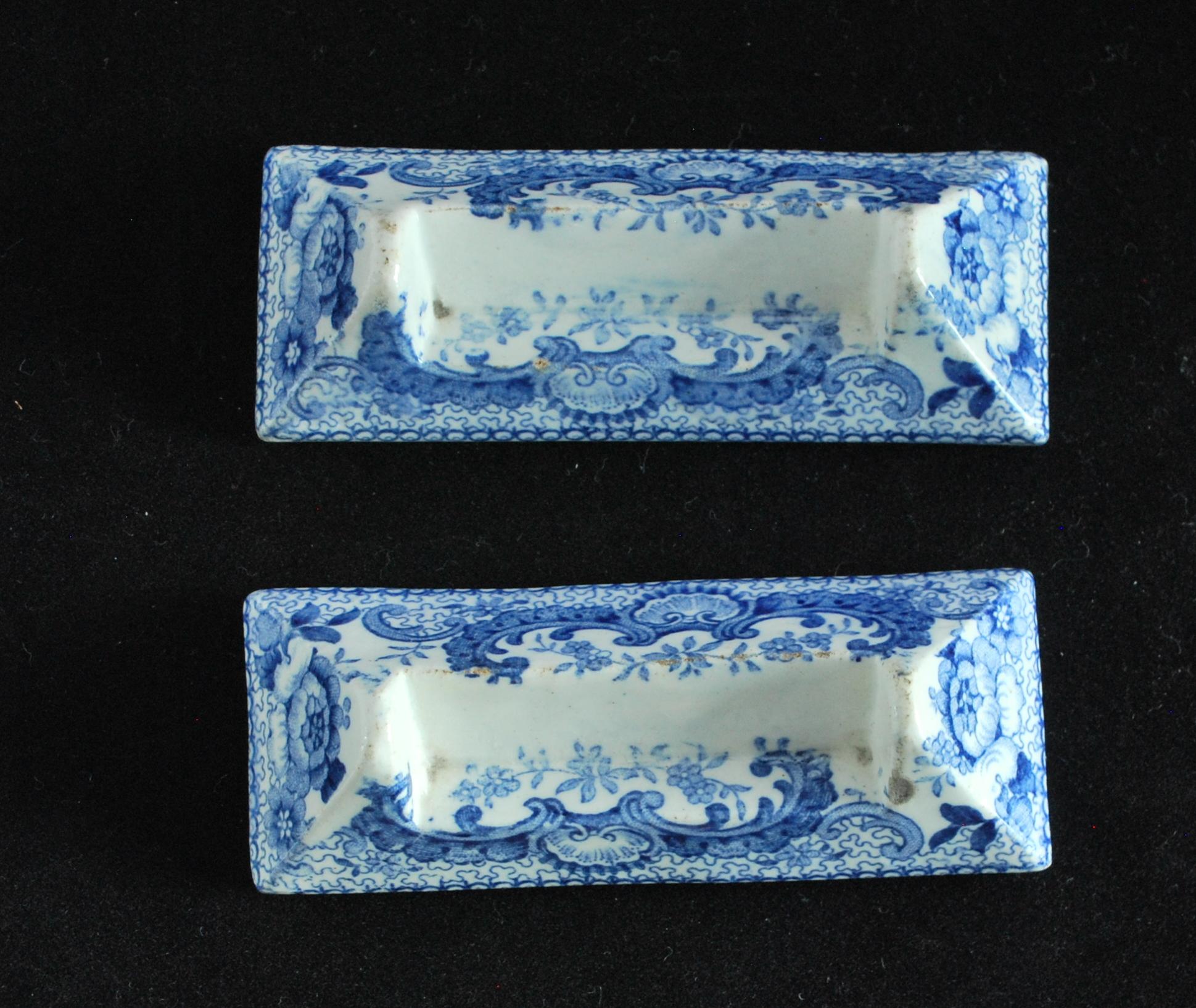 Rococo Revival Pair of Pearlware Knife Rests, Underglaze Blue Decoration, circa 1820