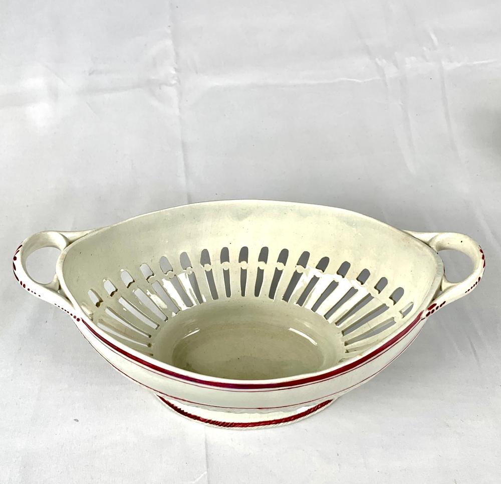 Inizio XIX secolo Coppia di cesti in ceramica Pearlware Inghilterra, circa 1820 in vendita