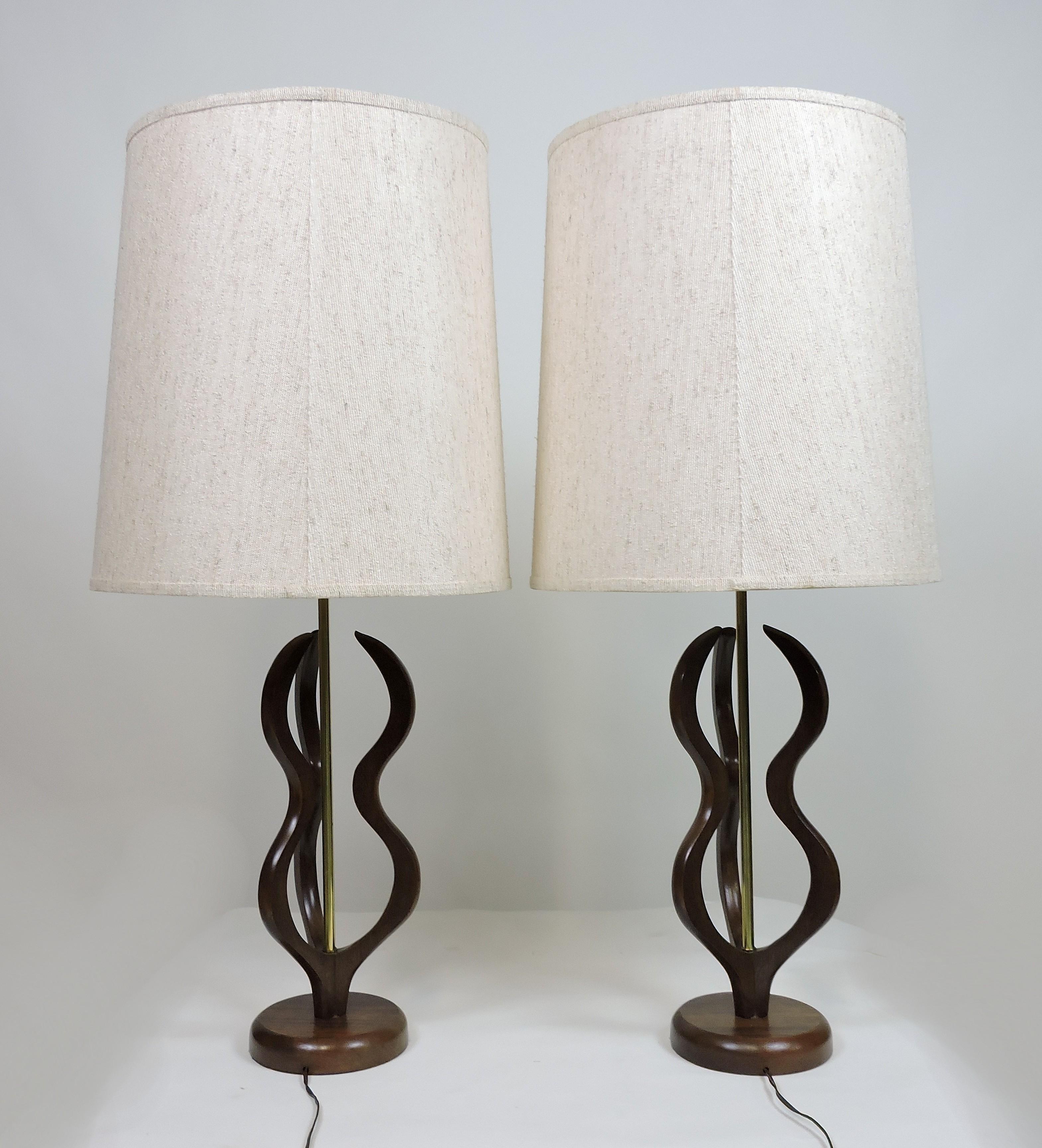 Pair of Pearsall or Modeline Style Sculpted Walnut Mid-Century Modern Lamps In Good Condition In Chesterfield, NJ