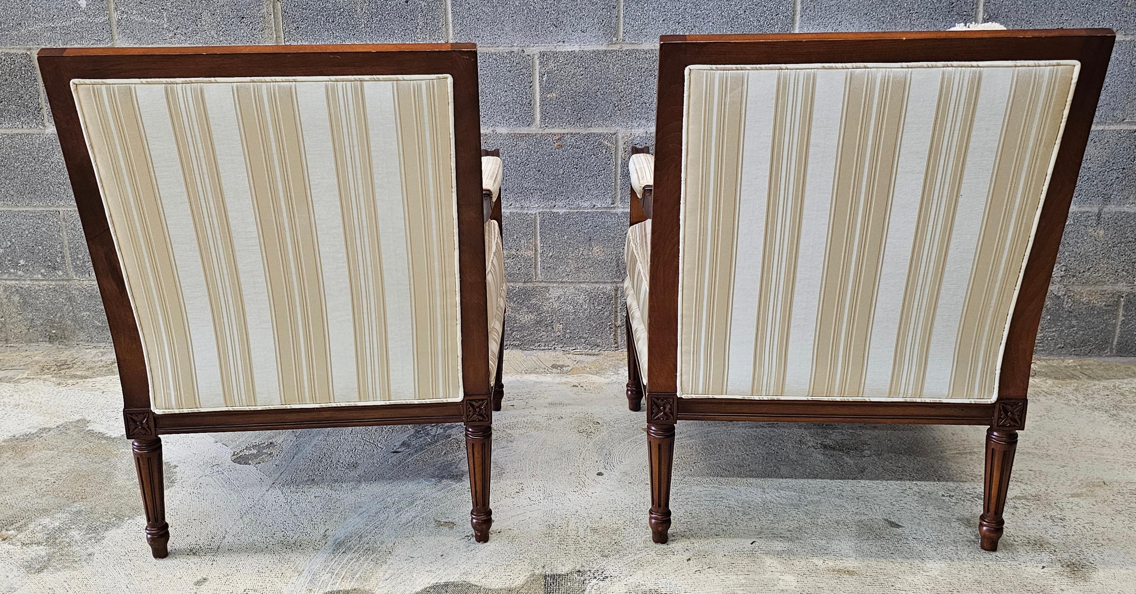 Coppia di Fauteuil Pearson in stile Luigi XVI in mogano intagliato e imbottiti in vendita 4