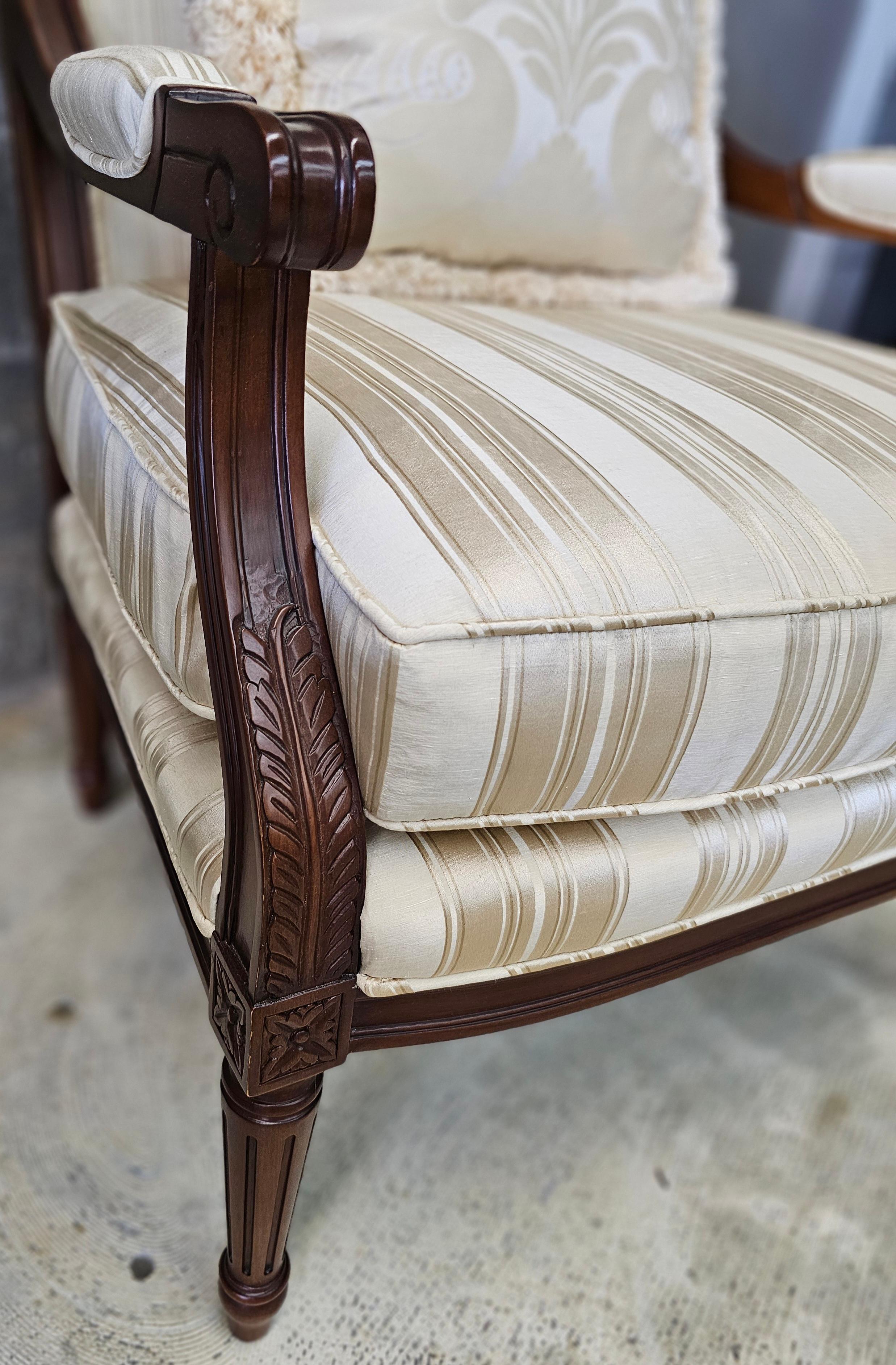 Coppia di Fauteuil Pearson in stile Luigi XVI in mogano intagliato e imbottiti in vendita 6