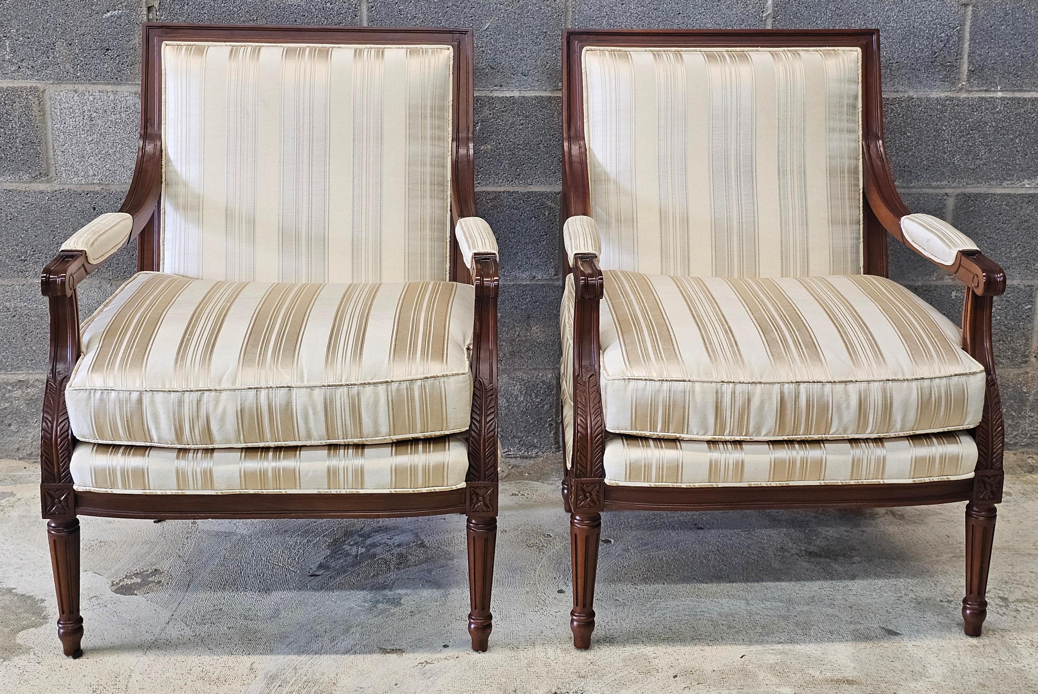 Coppia di Fauteuil imbottiti in stile Pearson Luigi XVI con cuscini abbinati. Colore crema dorato. Cuscini in piuma e piumino molto confortevoli
Misura 28
