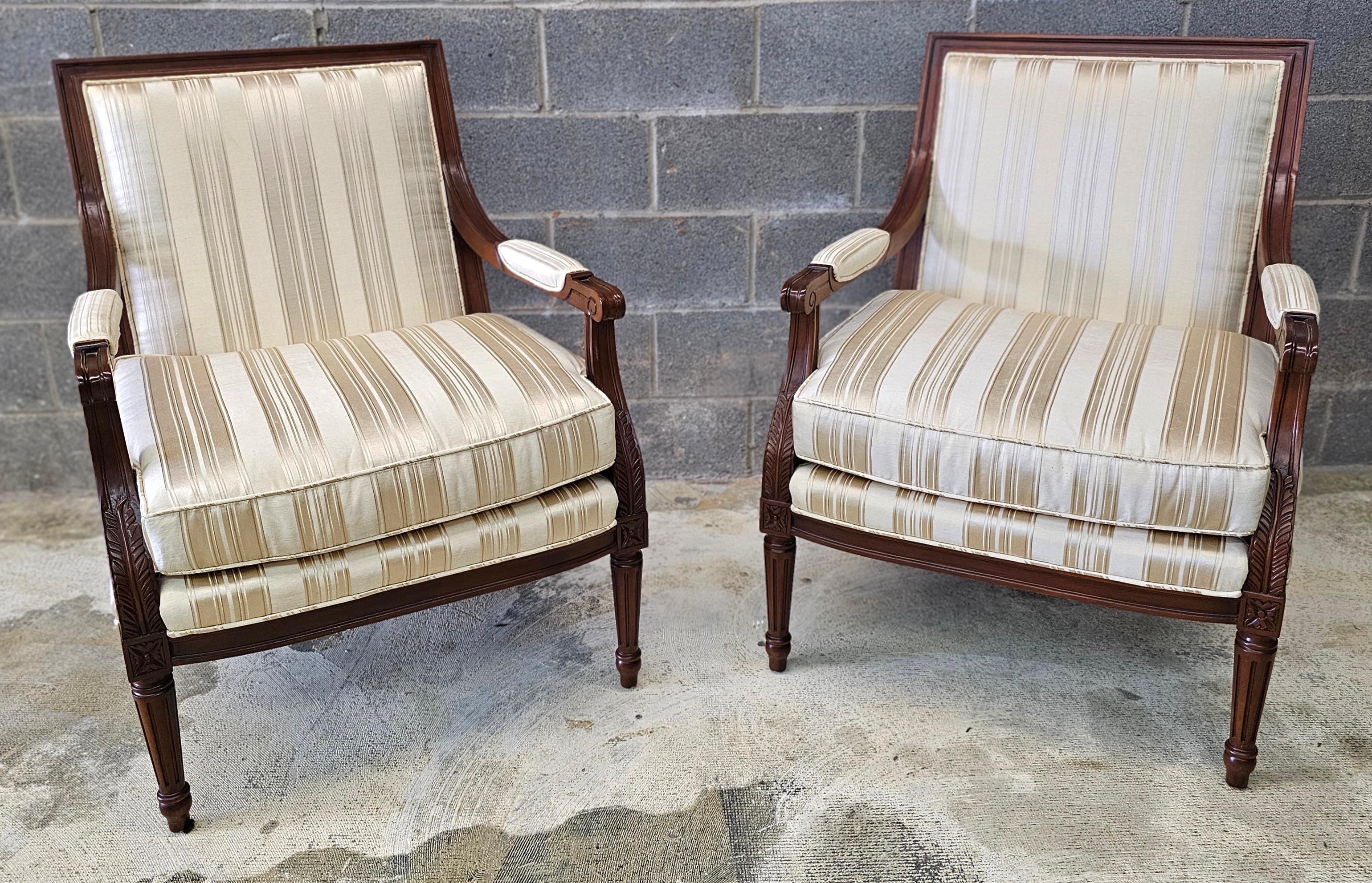 Altro Coppia di Fauteuil Pearson in stile Luigi XVI in mogano intagliato e imbottiti in vendita