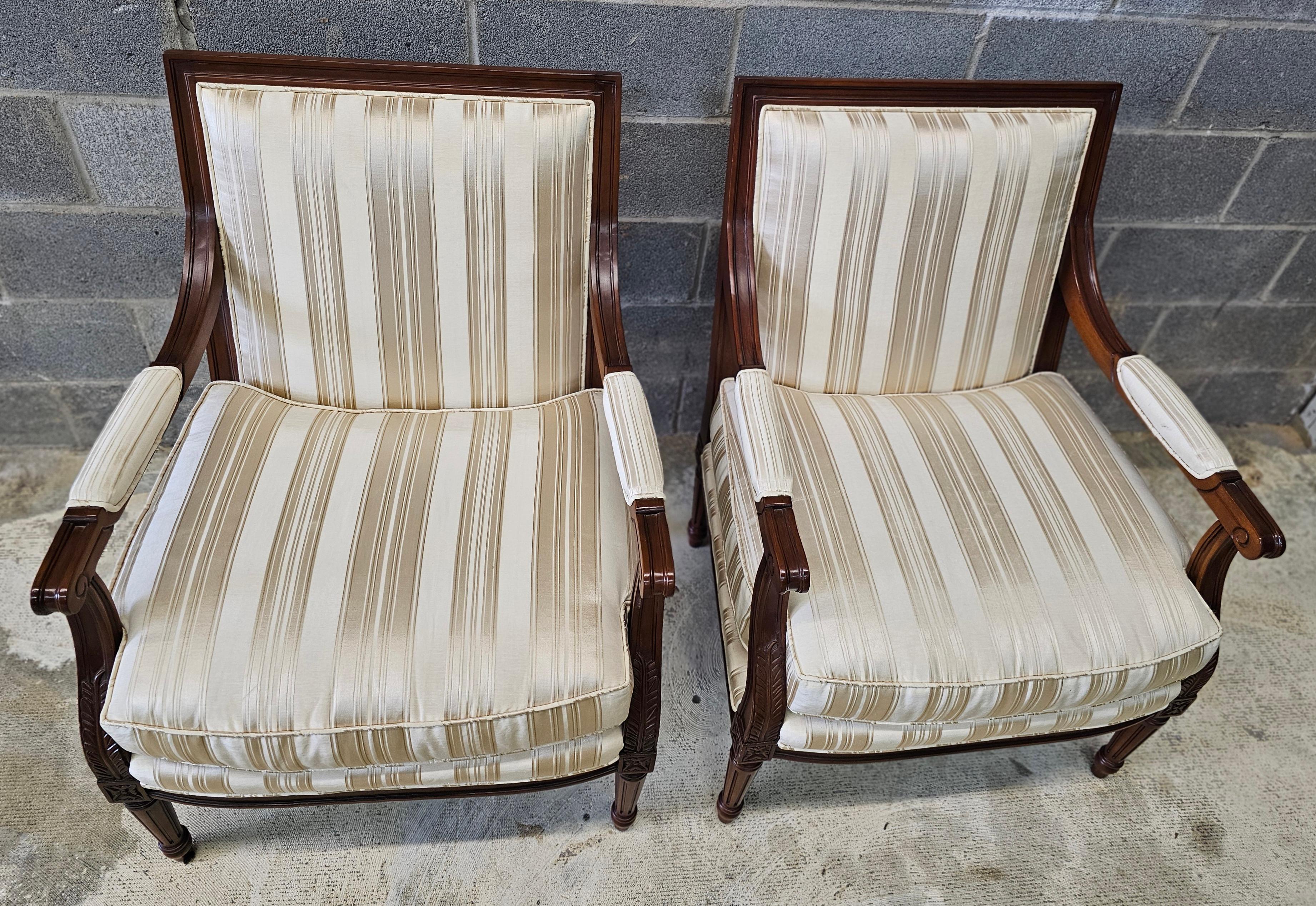 Coppia di Fauteuil Pearson in stile Luigi XVI in mogano intagliato e imbottiti In condizioni ottime in vendita a Germantown, MD