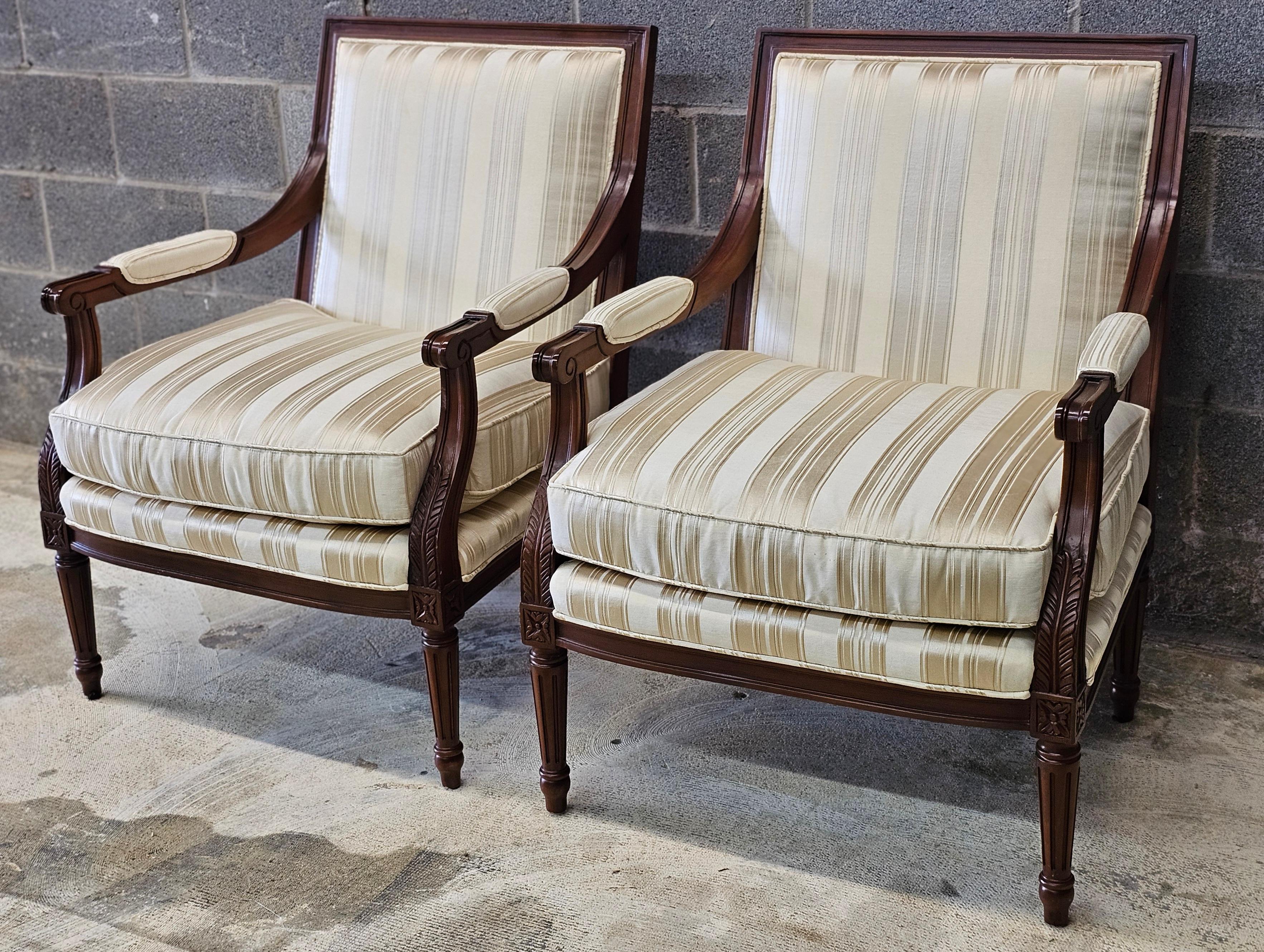 XXI secolo e contemporaneo Coppia di Fauteuil Pearson in stile Luigi XVI in mogano intagliato e imbottiti in vendita