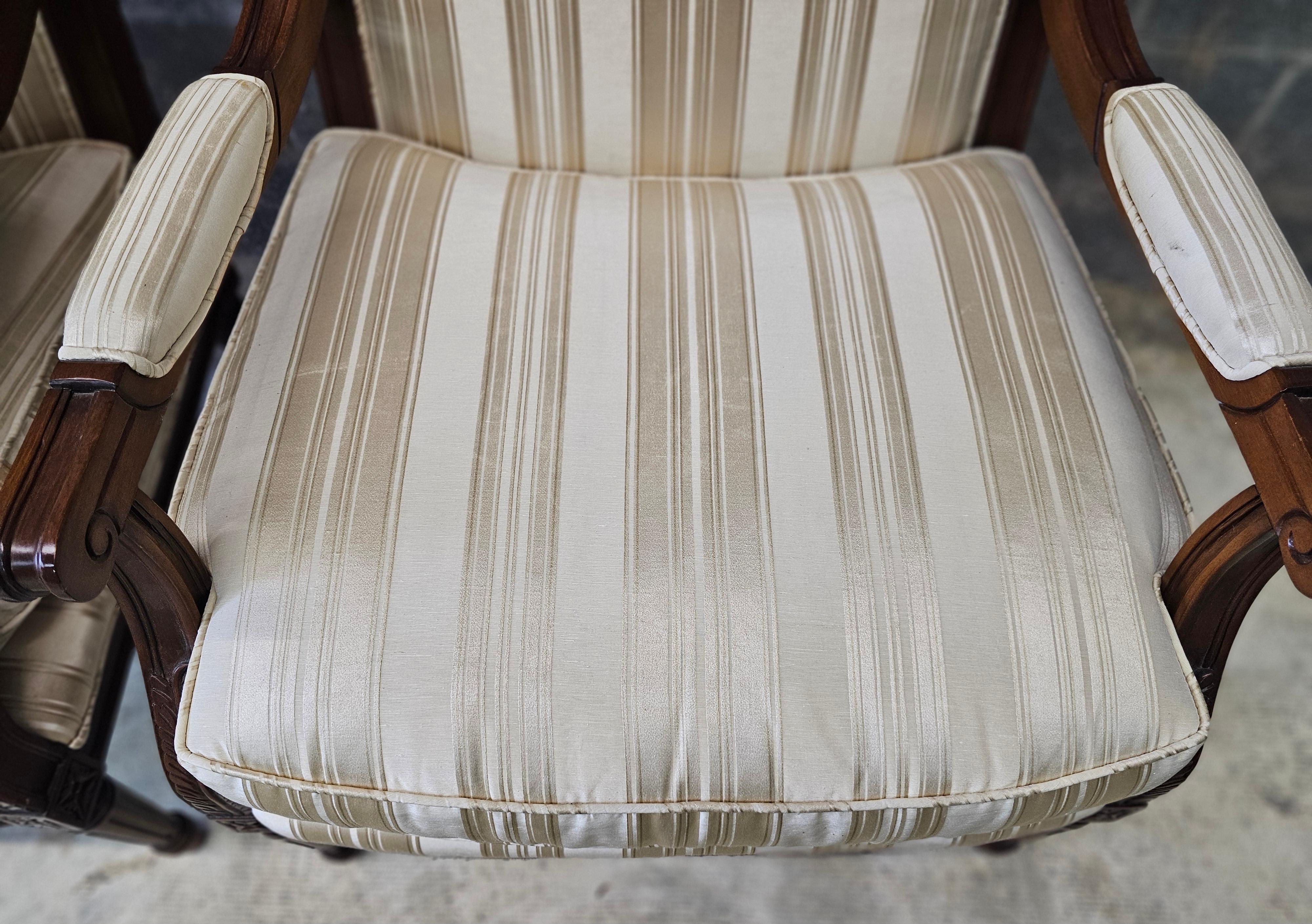 Tappezzeria Coppia di Fauteuil Pearson in stile Luigi XVI in mogano intagliato e imbottiti in vendita
