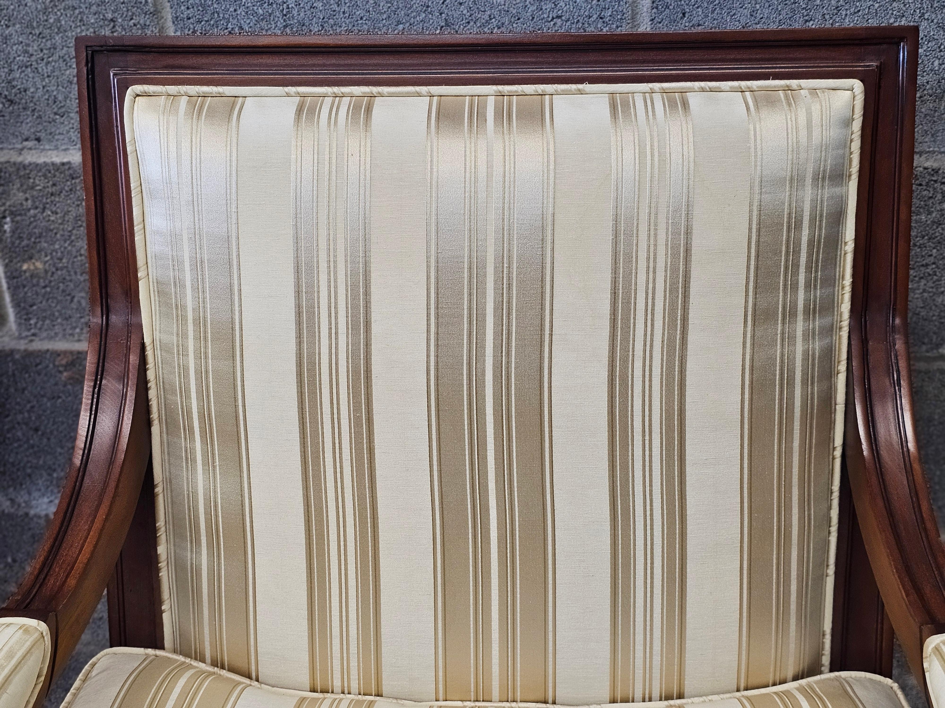 Coppia di Fauteuil Pearson in stile Luigi XVI in mogano intagliato e imbottiti in vendita 1