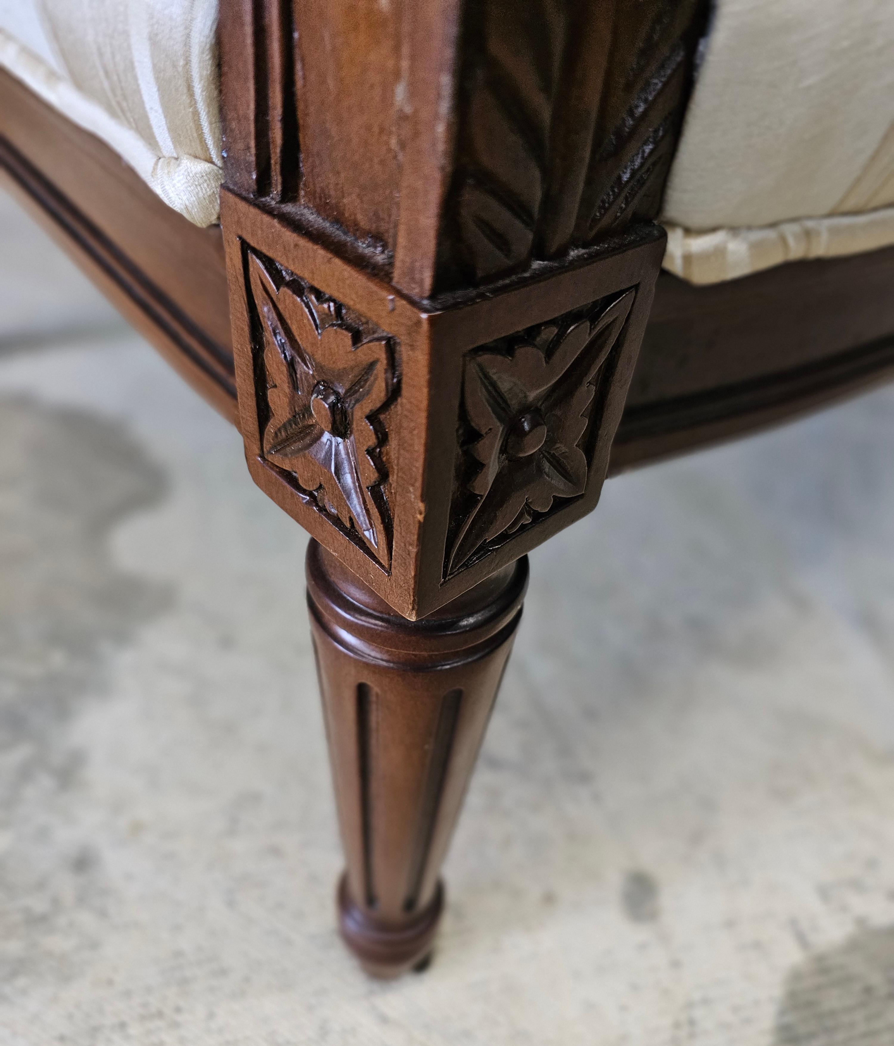 Coppia di Fauteuil Pearson in stile Luigi XVI in mogano intagliato e imbottiti in vendita 2