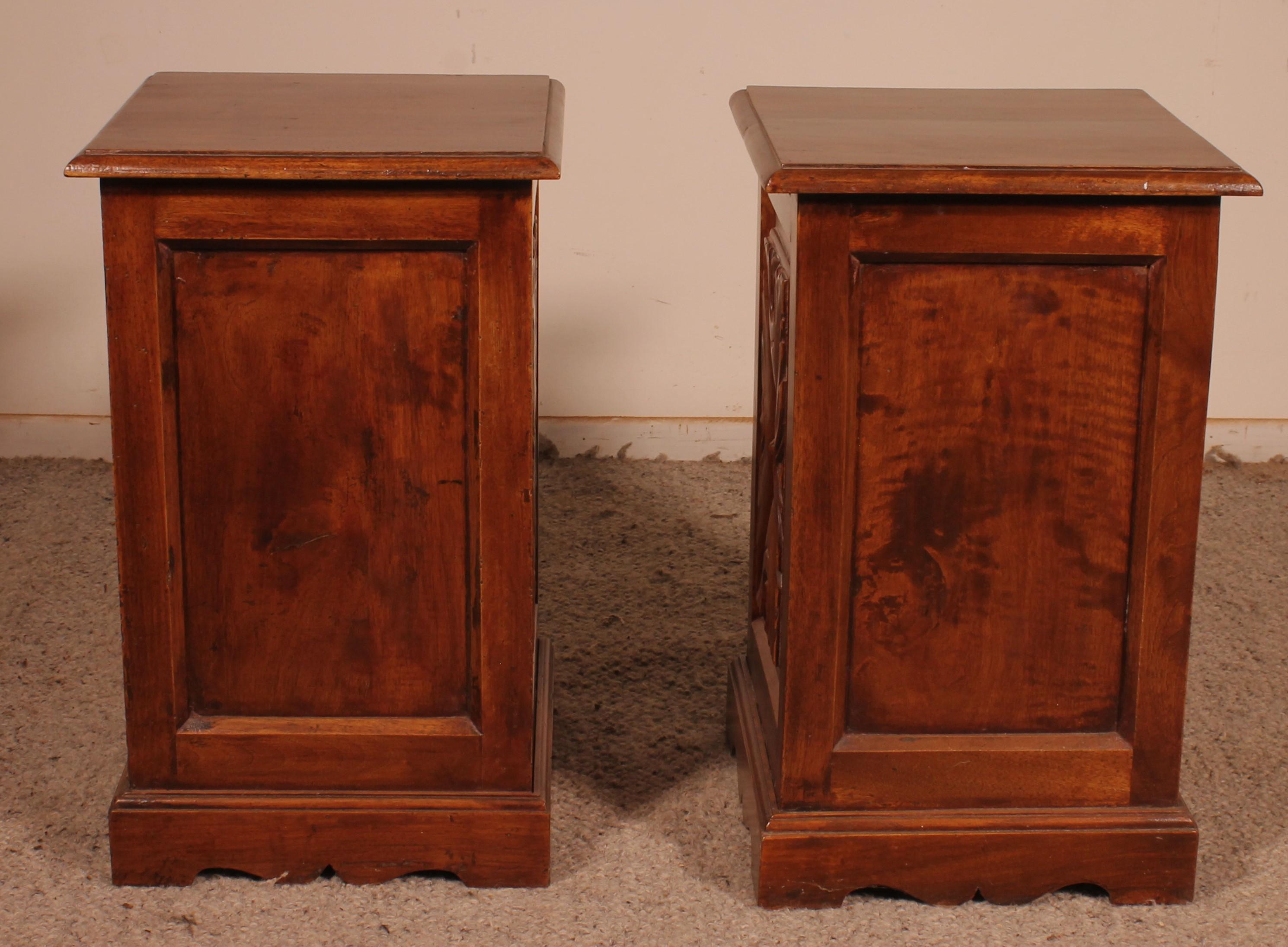 Pair of Pedestal / Bedside Tables in Walnut Spain 19th Century In Good Condition In Brussels, Brussels