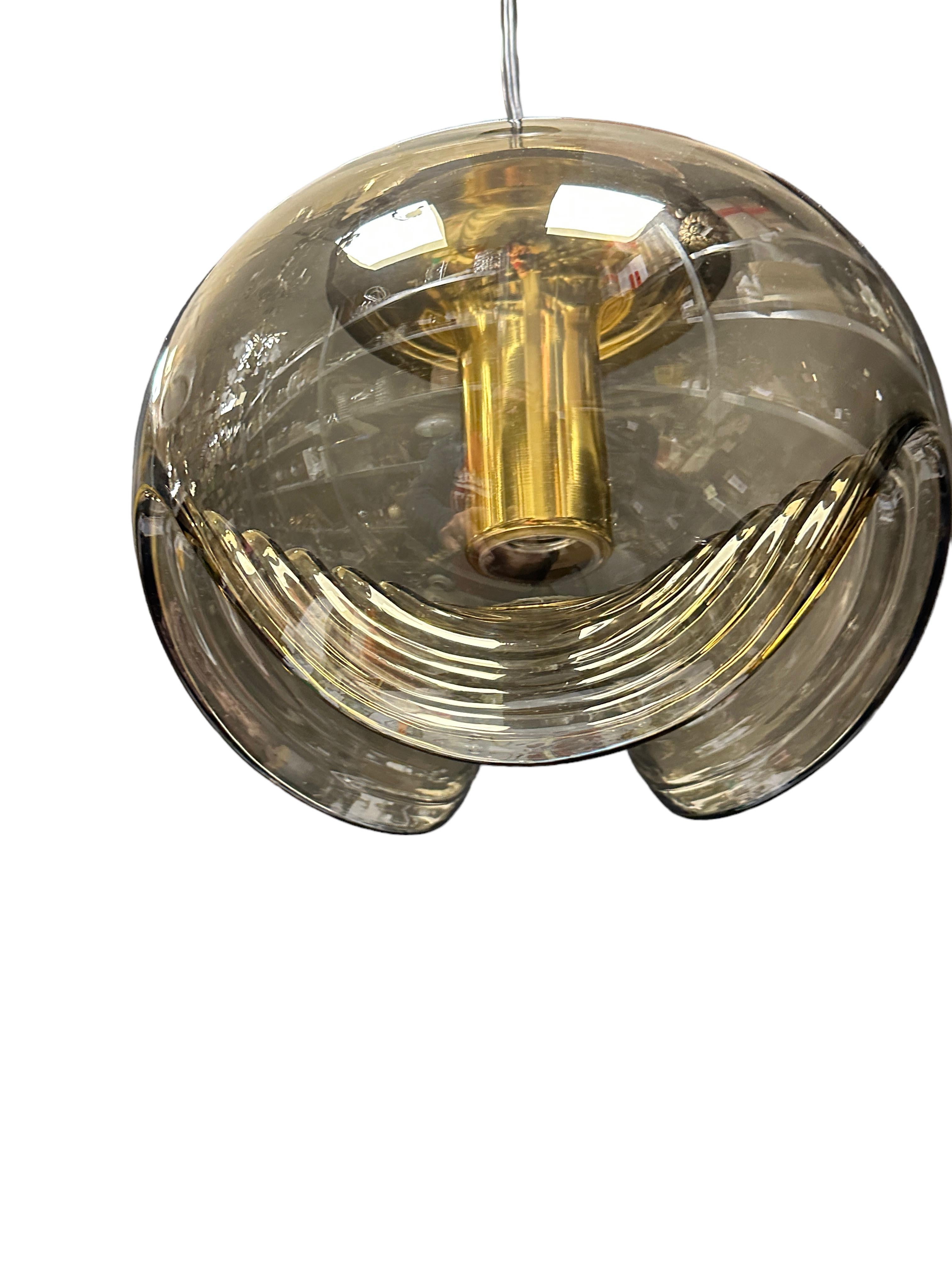 Métal Paire de lampes à suspension biomorphiques en verre ambré Wave Koch Lowy de Peill Putzler, années 1960 en vente