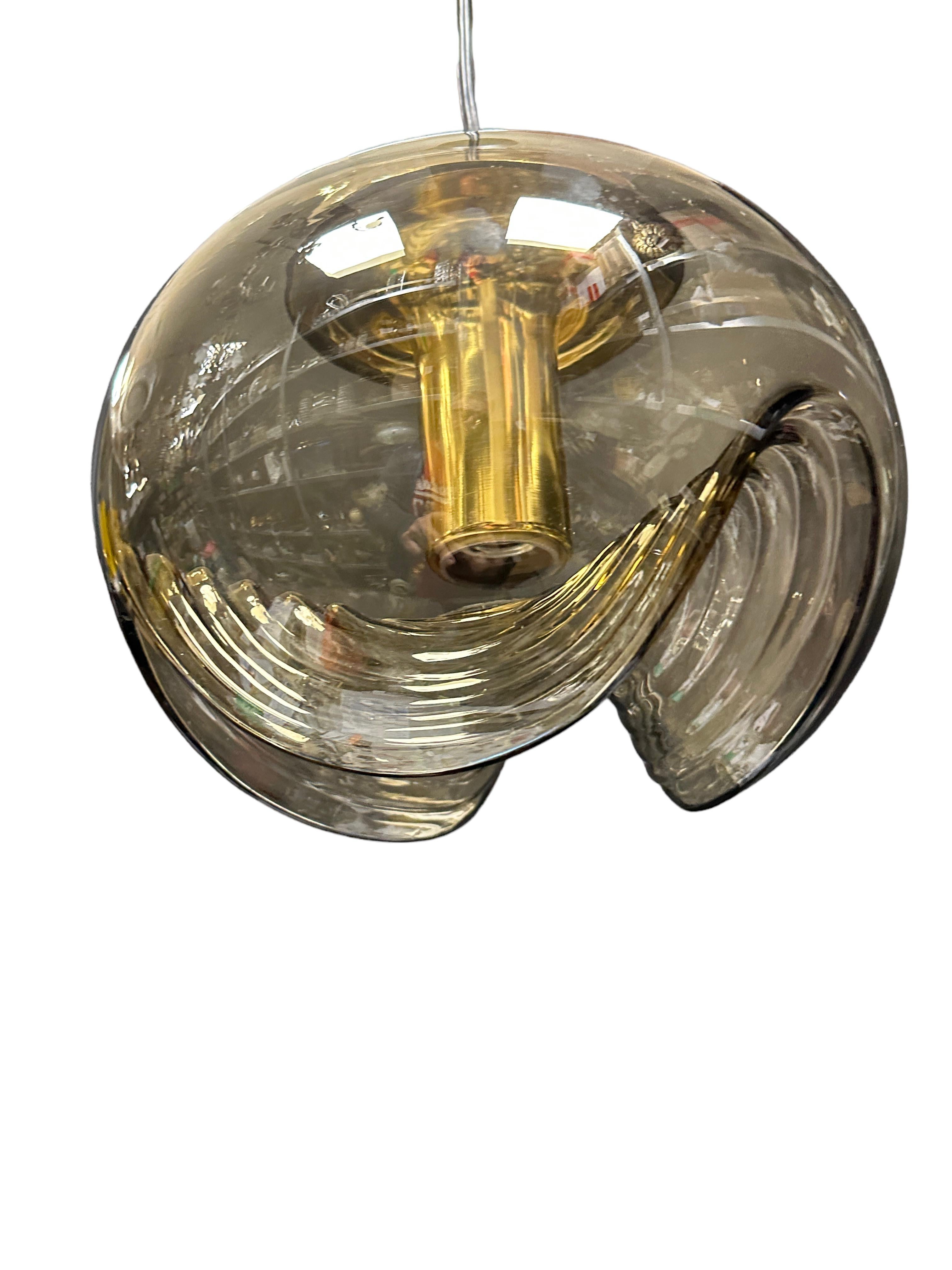 Paire de lampes à suspension biomorphiques en verre ambré Wave Koch Lowy de Peill Putzler, années 1960 en vente 1