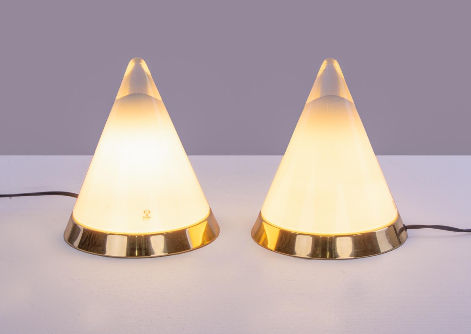 Elegantes lampes de table en cristal conique clair et blanc soufflé à la bouche, modèle 'Kibo' par Peill & Putzler, Allemagne, années 1970. 

Peill & Putzler produit des objets lumineux design en collaboration avec des designers célèbres et de