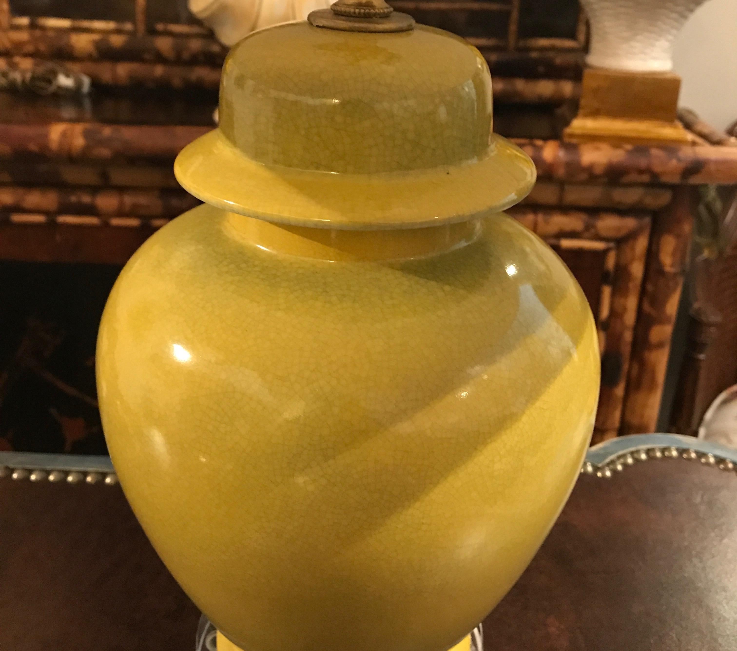 Porcelaine Paire de lampes Pékin en forme de jaune pots de gingembre