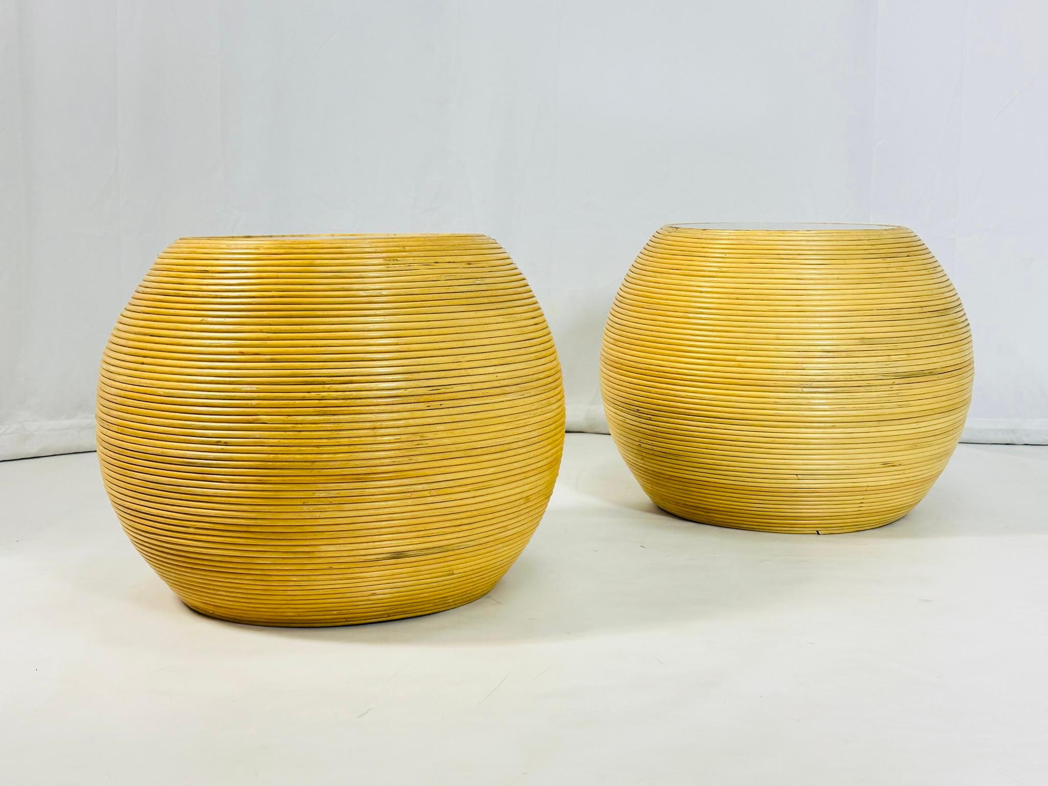 Mid-Century Modern Vintage Pair of Pencil Reed & Glass Side Tables en vente