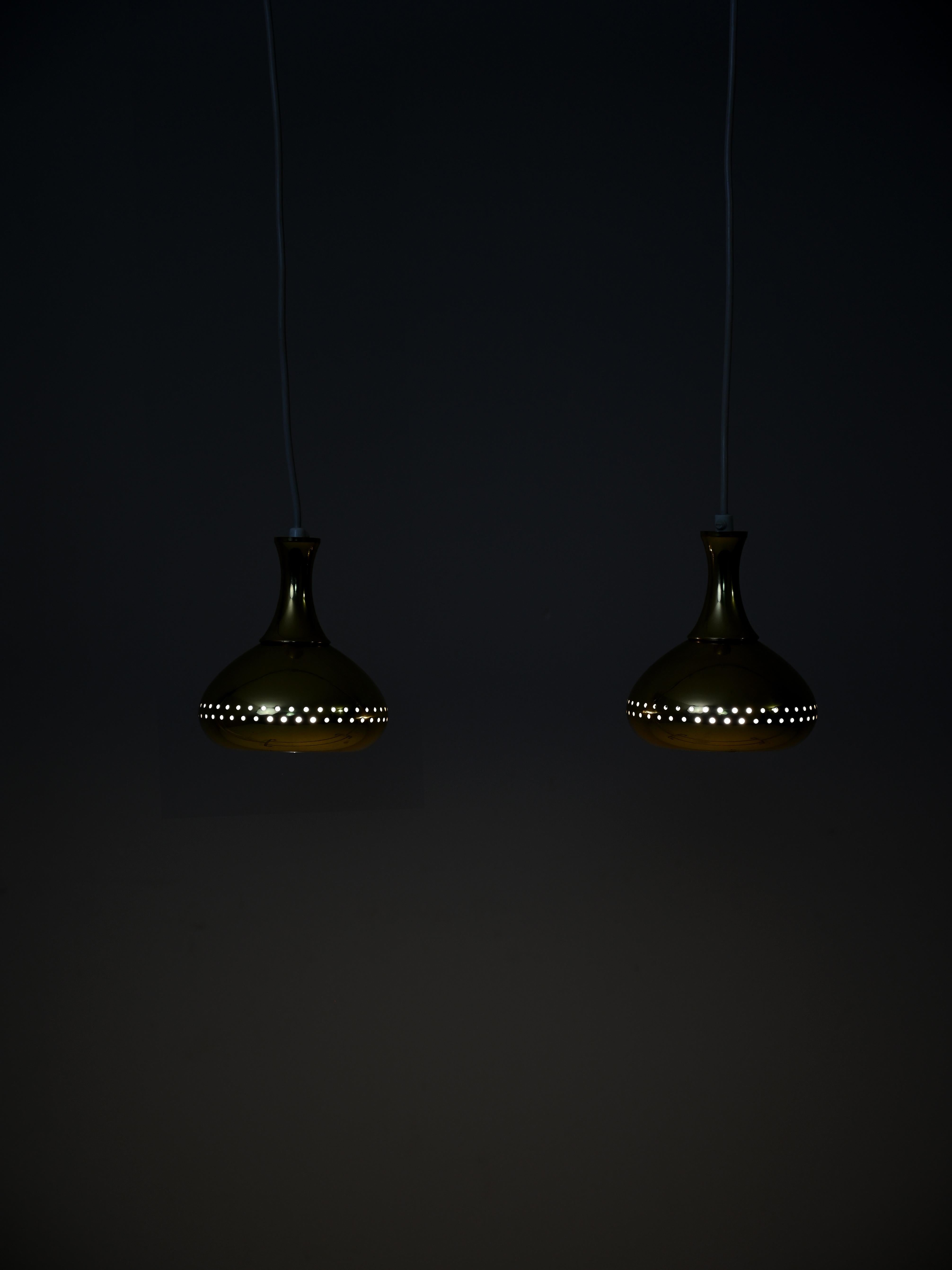 Lampes suspendues conçues par le designer suédois Hans-Agne Jakobsson pour la société Markaryd dans les années 1950.

Les pendentifs en laiton perforé présentent des courbes simples et des jeux d'ombre et de lumière sur les murs.

La hauteur est