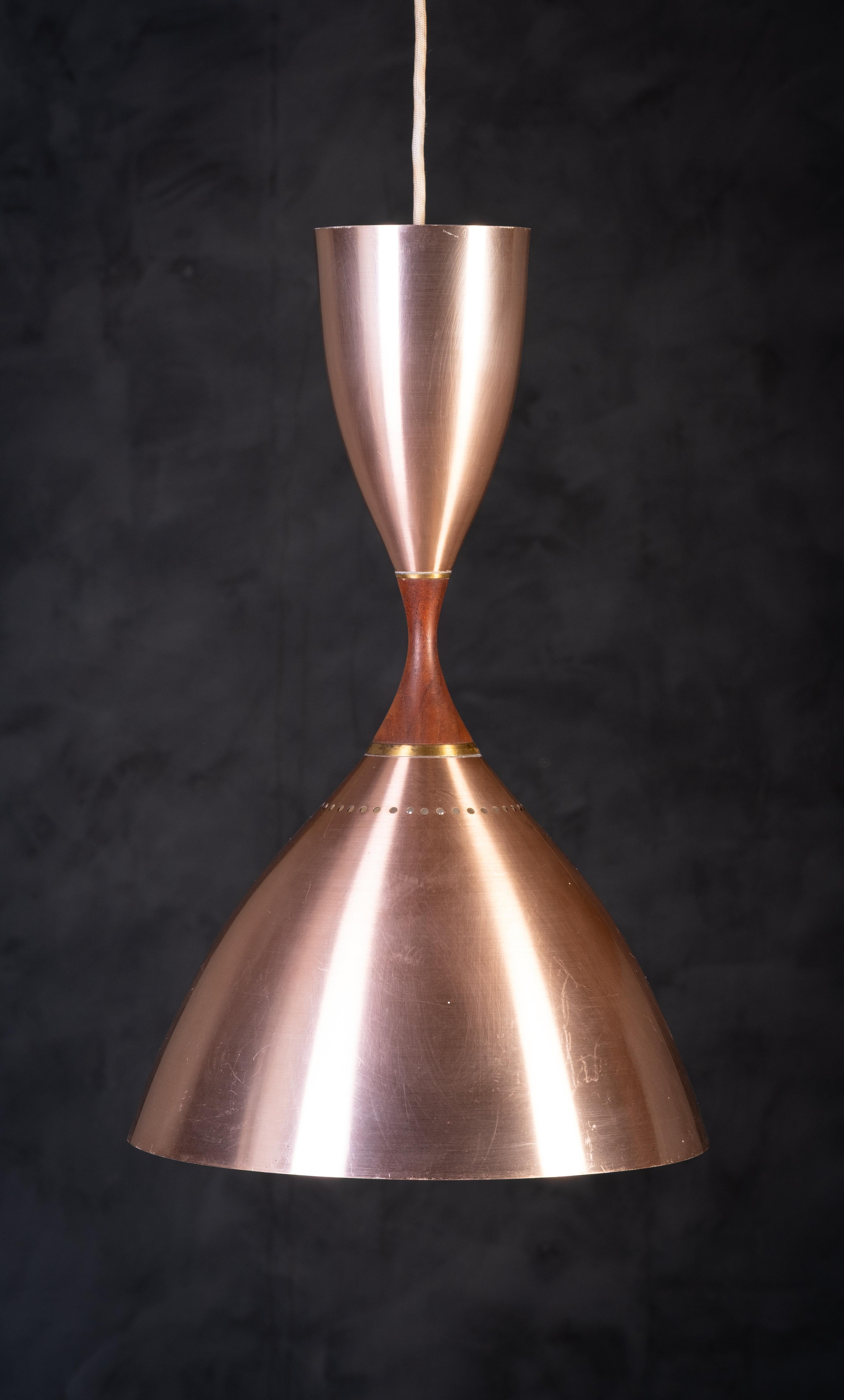 Coppia di lampade a sospensione danesi della metà del secolo scorso disegnate da Svend Holm Sørensen e prodotte da Holm Sørensen & Co negli anni Cinquanta. 

Ogni lampada presenta una splendida finitura color rame, un accento in legno di teak che