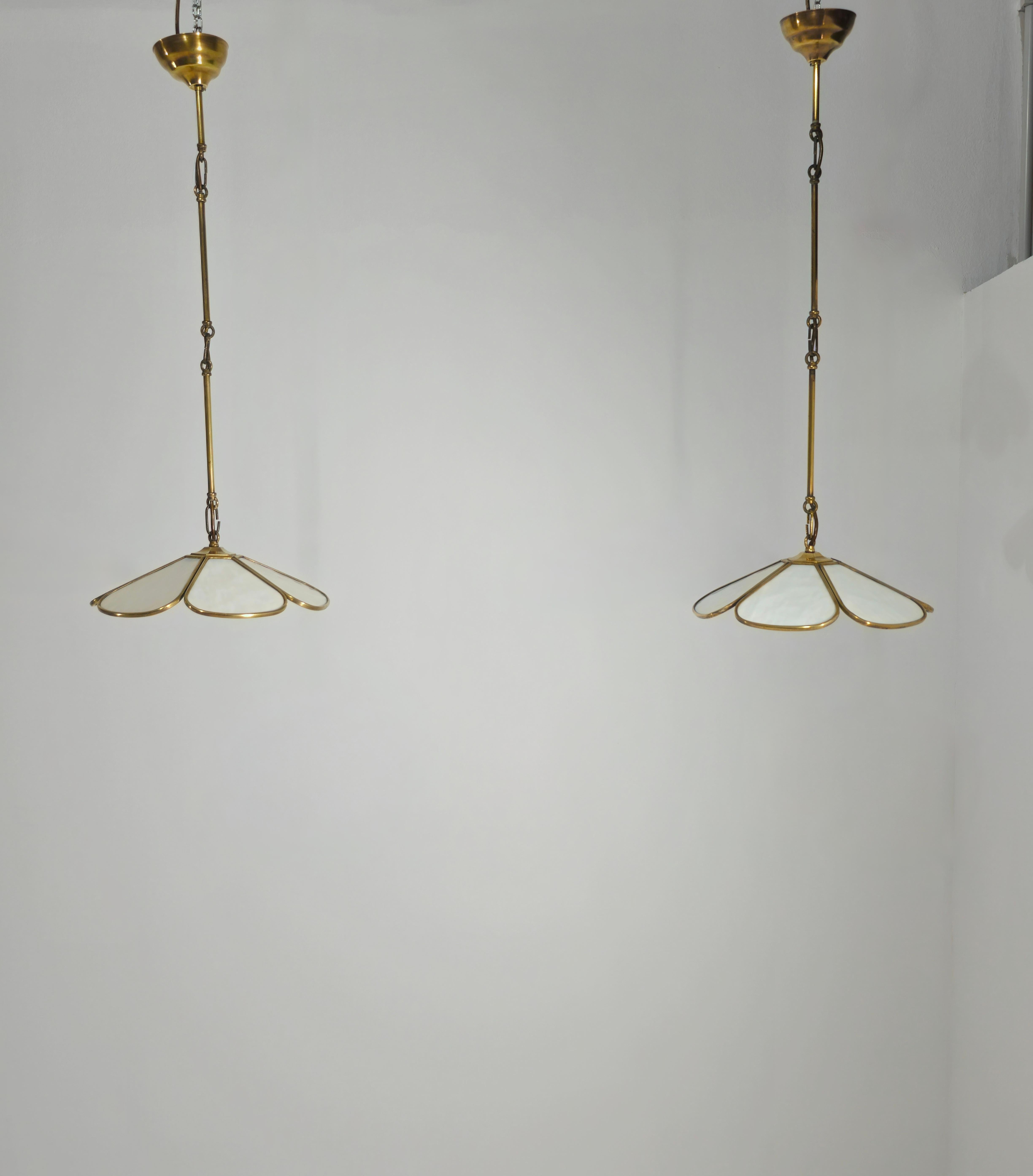 Pair of pendant lamps in brass and opaque white glass. Made in Italy around 1960. A central light that illuminates the six petal-shaped glasses. Please watch the video and photos carefully, thank you.

Diffuser diameter: 35 cm
1 light: E 27
Weight