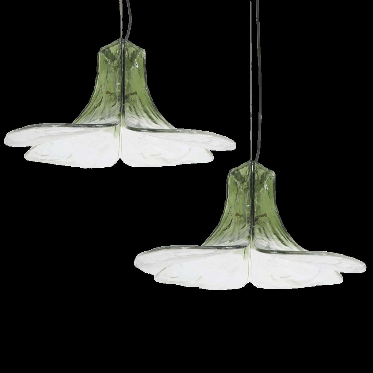 A pair of exceptional pendant lamps model LS185 by Carlo Nason for Mazzega.
Four crystal clear and green leaves compose this beautiful piece made in thick handmade Murano glass.

Measures: H 16.93” (43 cm), D 23.62
