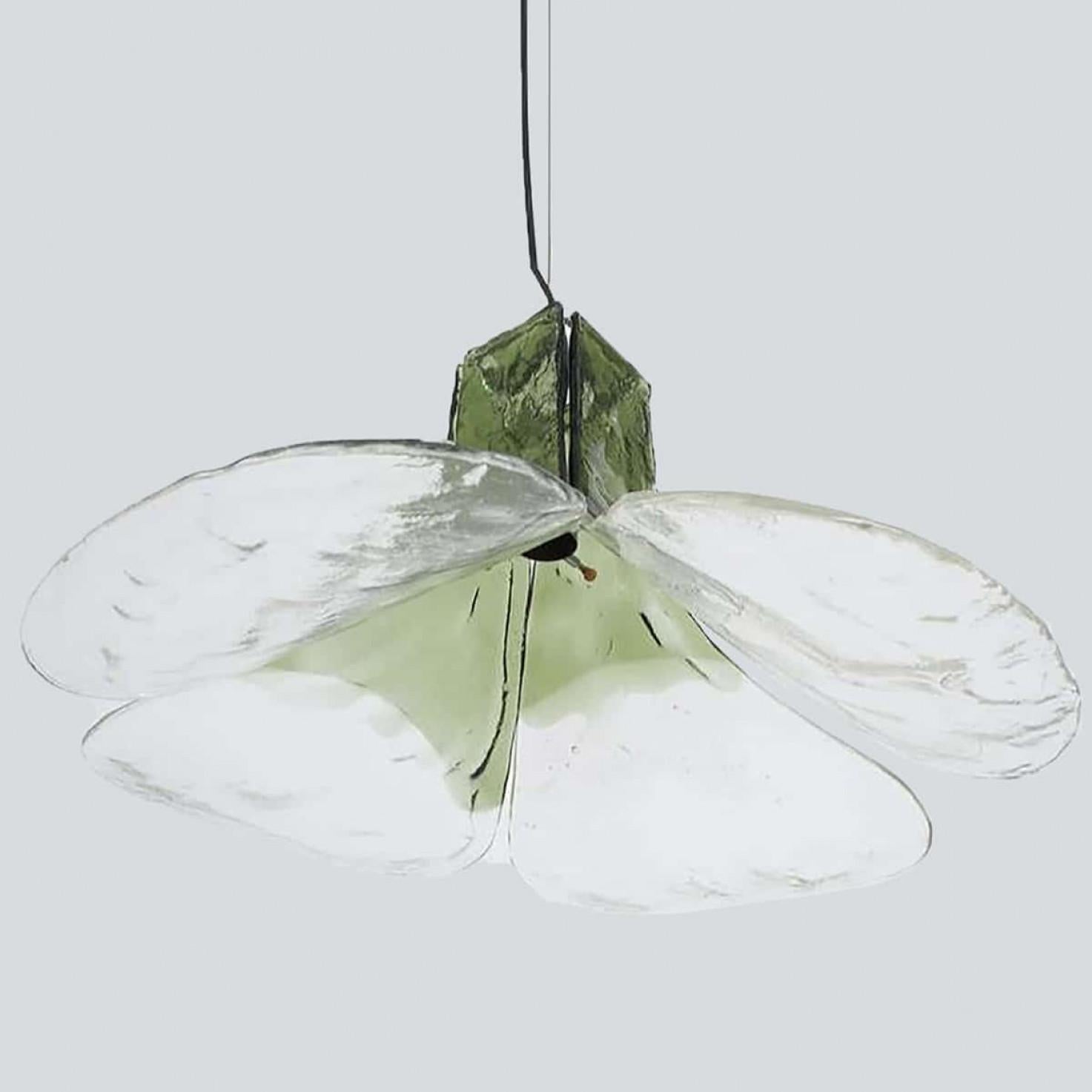 Una coppia di eccezionali lampade a sospensione modello LS185 di Carlo Nason per Mazzega.
Quattro foglie verdi e cristalline compongono questo bellissimo pezzo in vetro di Murano lavorato a mano.

Misure: H. H. 43