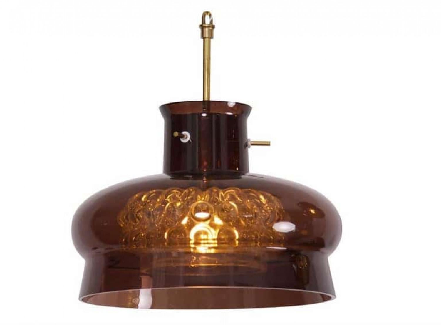 A rare pair of elegant pendant lights in smoke/brown colored glass with brass details from world famous Orrefors Glas and designed by renowned glassware designer Carl Fagerlund.
Dimensions H 13.8