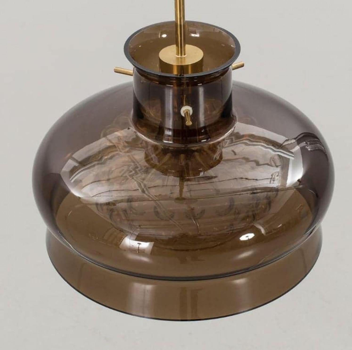 Mid-Century moderno Coppia di lampade a sospensione di Carl Fagerlund per Orrefors in vetro marrone e a bolle d'aria in vendita