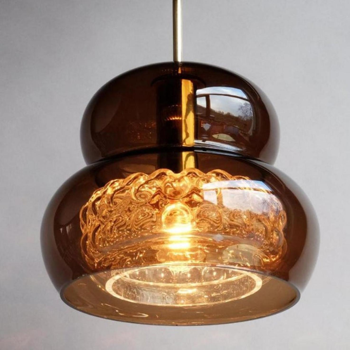 Metà XX secolo Coppia di lampade a sospensione di Carl Fagerlund per Orrefors in vetro marrone e a bolle d'aria in vendita