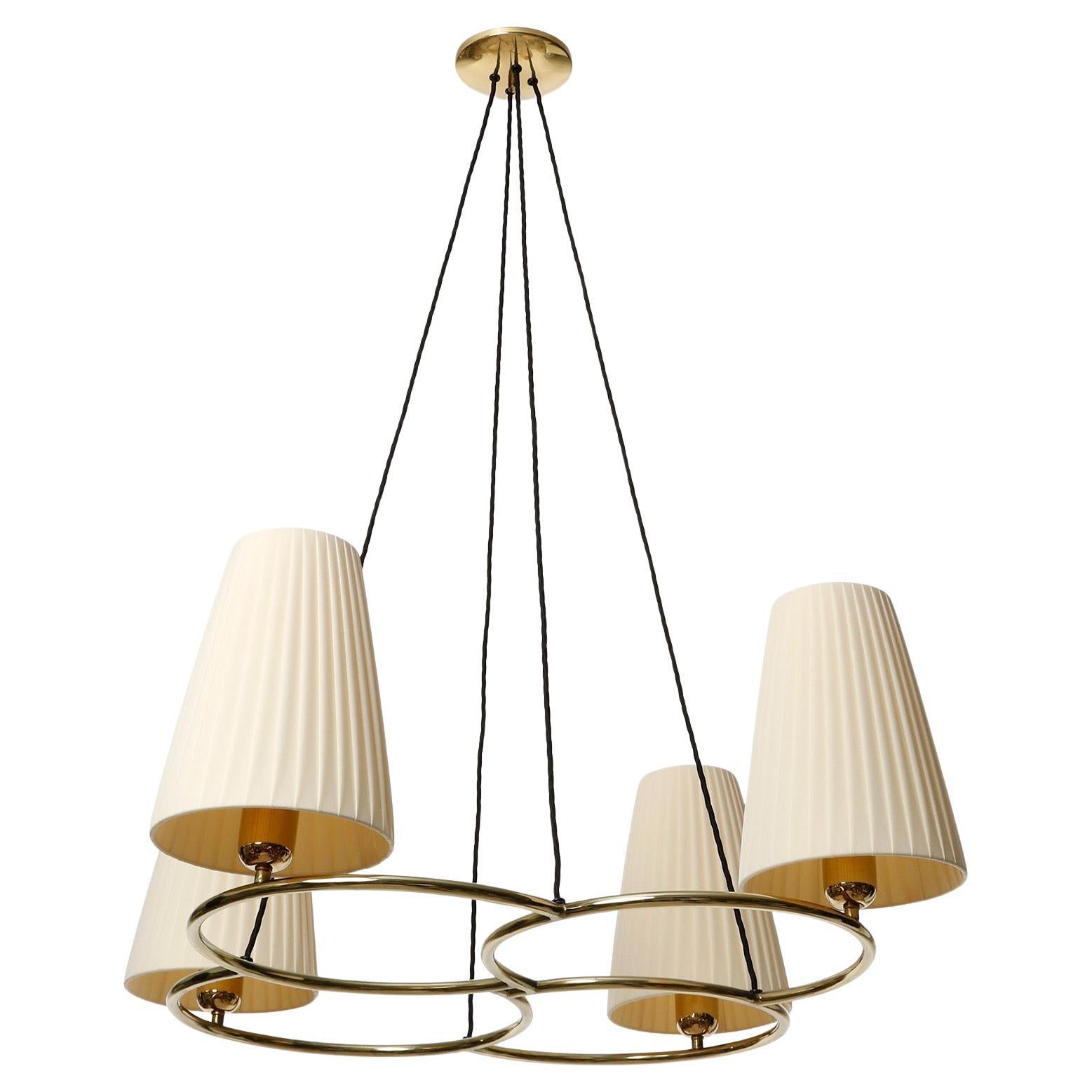 Paar Pendelleuchten, Kronleuchter, Messing, plissierte cremefarbene Stoffschirme, 1960 (Art déco) im Angebot