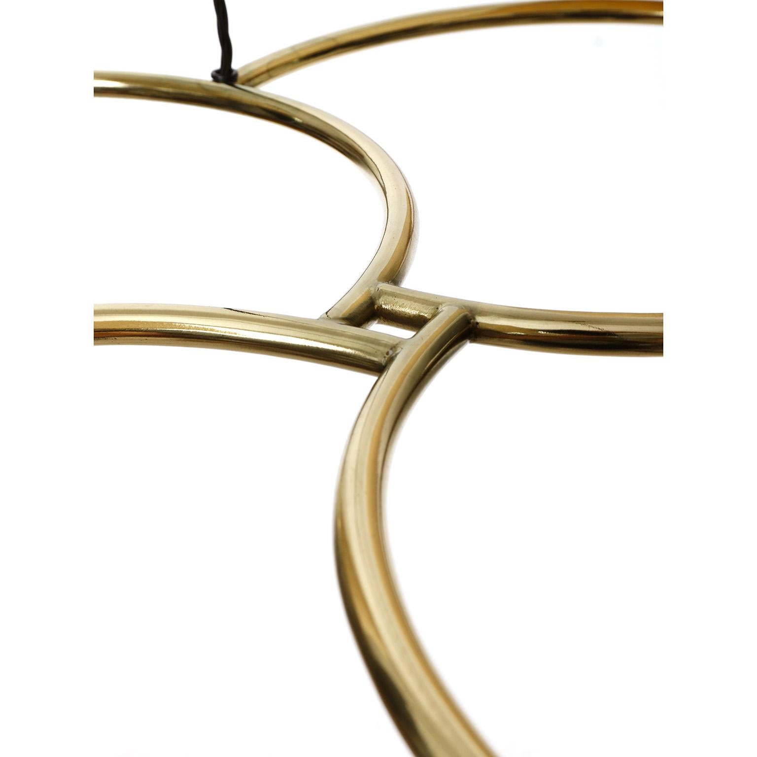 Paar Pendelleuchten, Kronleuchter, Messing, plissierte cremefarbene Stoffschirme, 1960 im Angebot 1