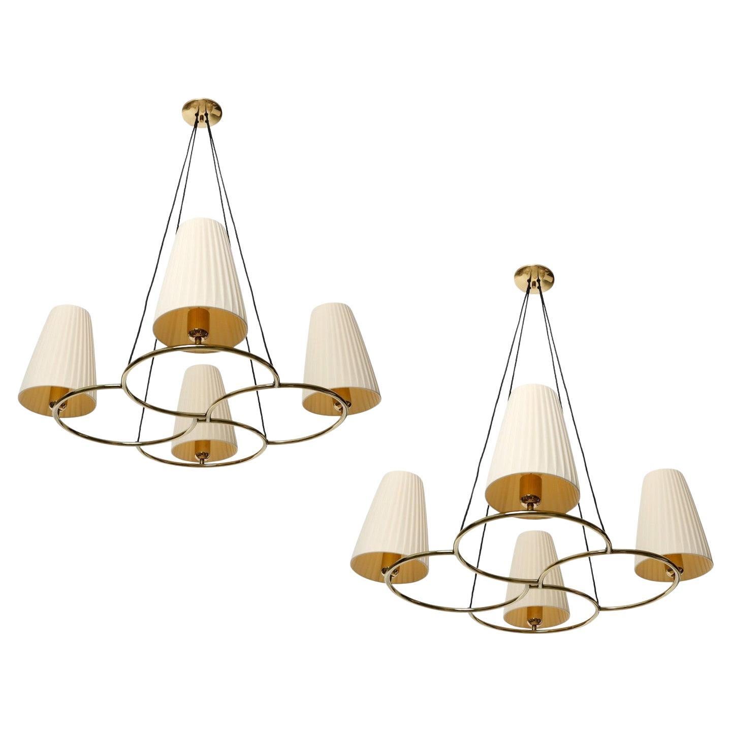 Paar Pendelleuchten, Kronleuchter, Messing, plissierte cremefarbene Stoffschirme, 1960 im Angebot